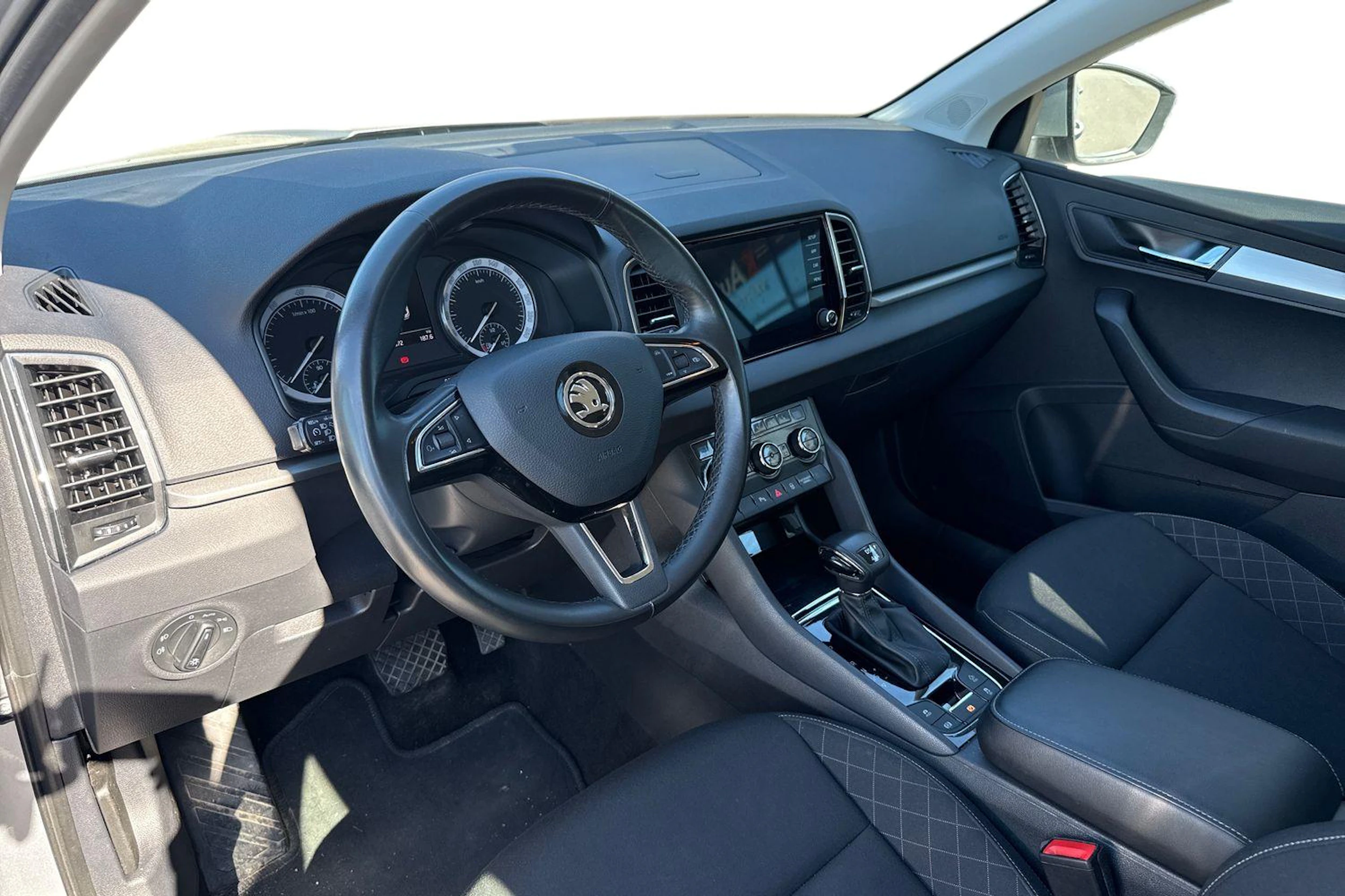 harmaa Skoda Karoq 2019 kuva 3.
