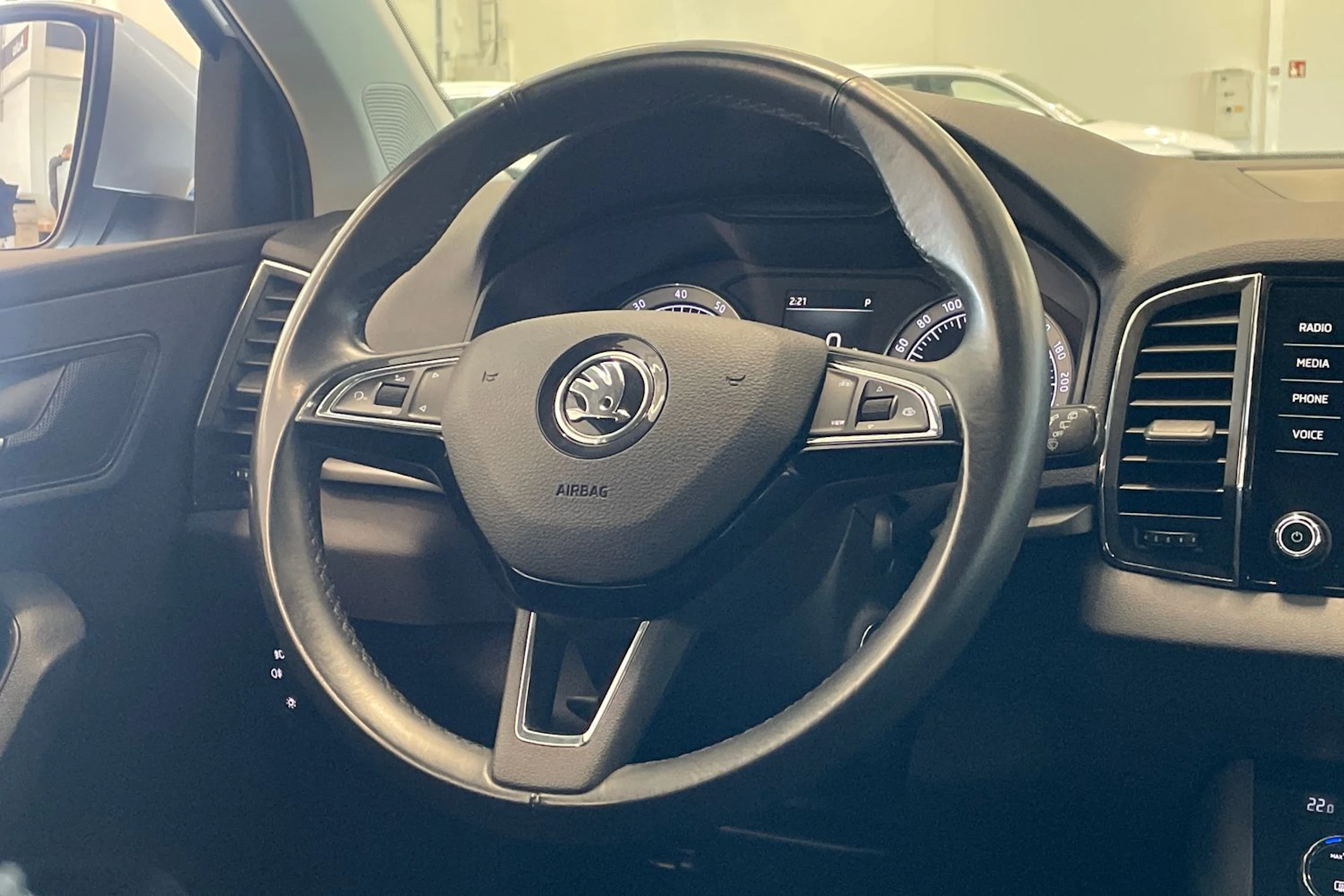 harmaa Skoda Karoq 2019 kuva 12.