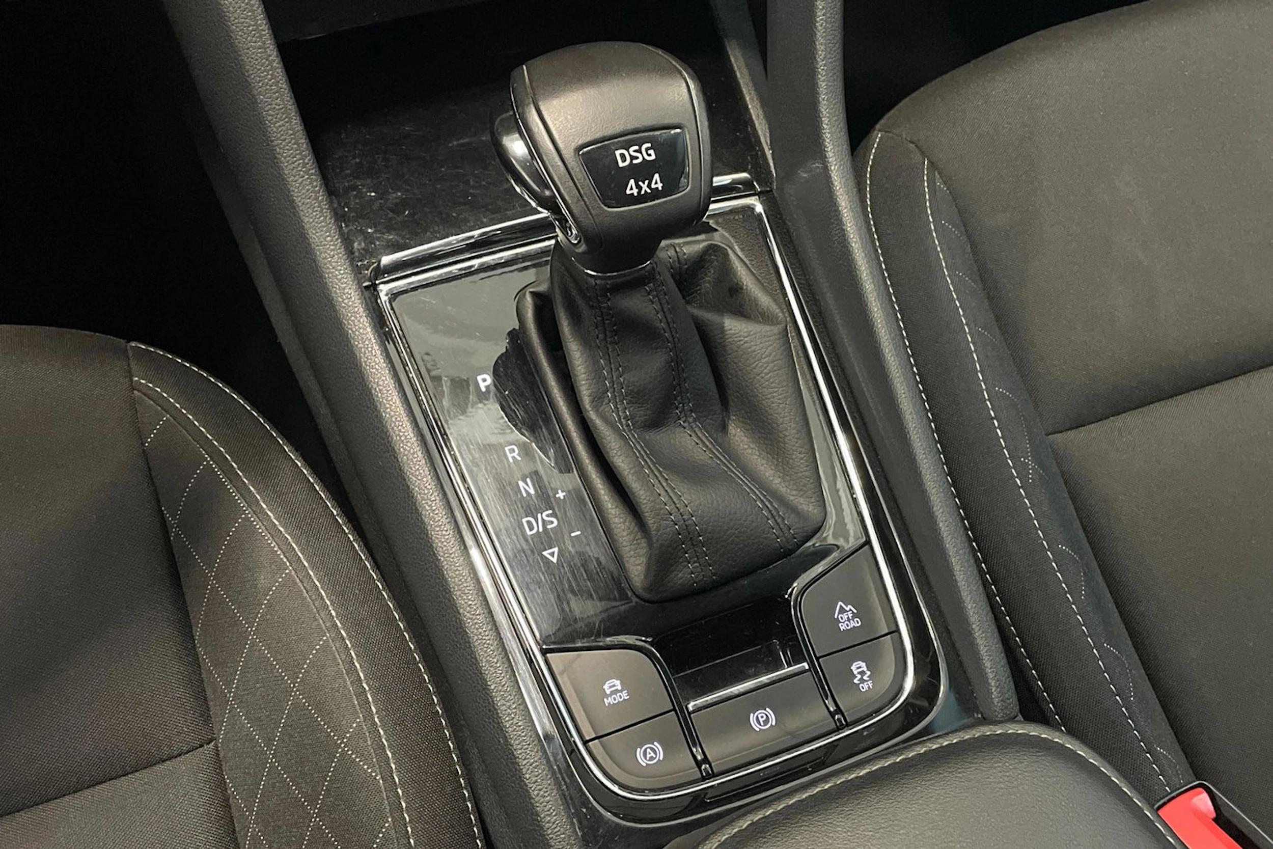 harmaa Skoda Karoq 2019 kuva 24.