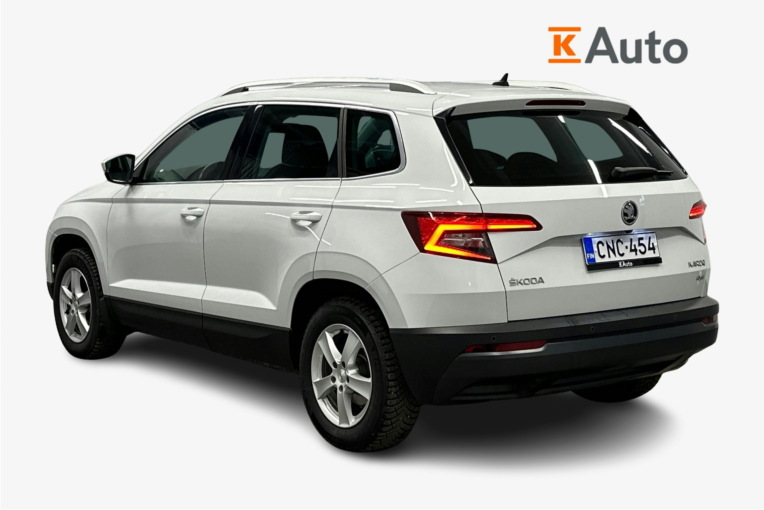 valkoinen Skoda Karoq 2019 kuva 2.