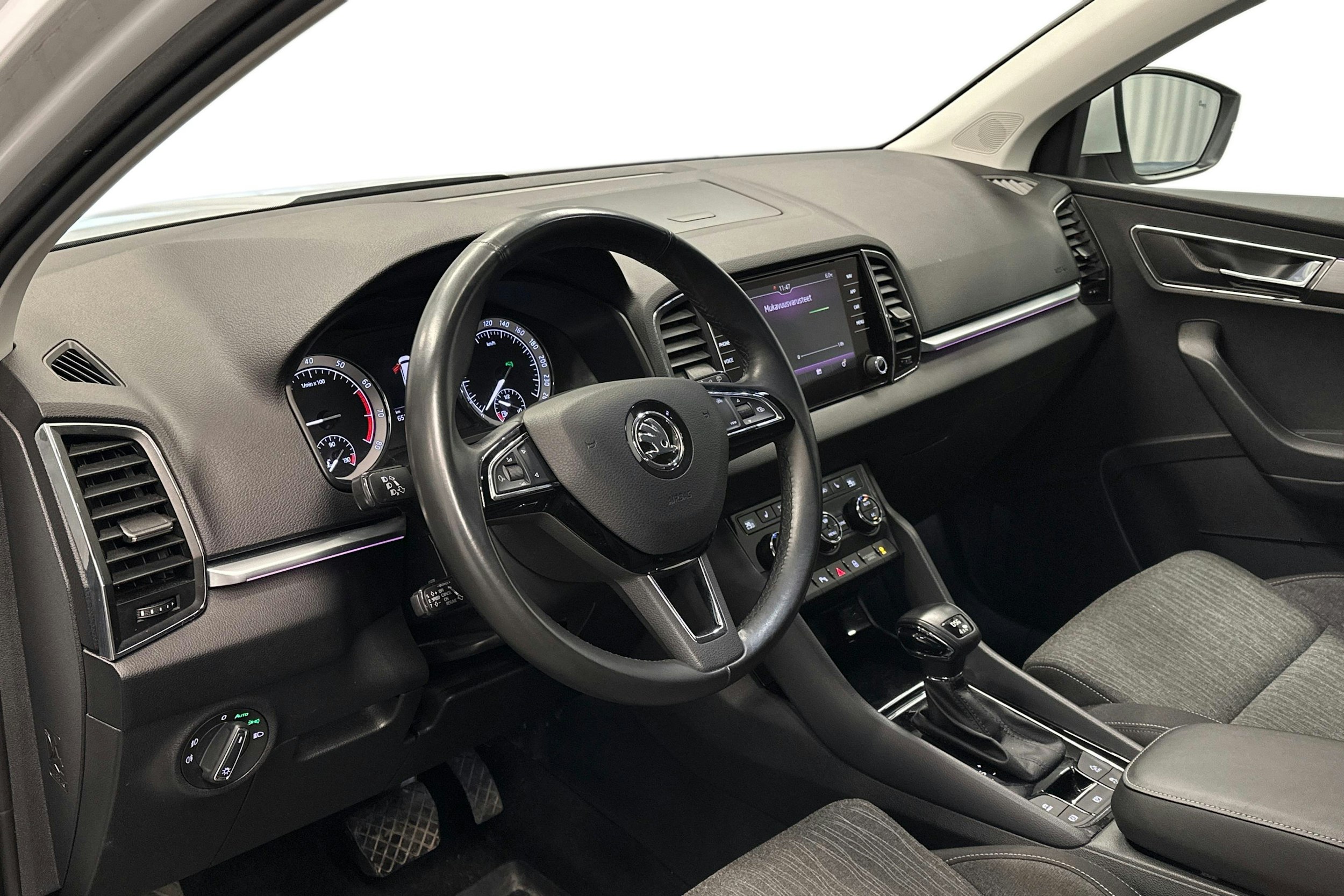 valkoinen Skoda Karoq 2019 kuva 7.