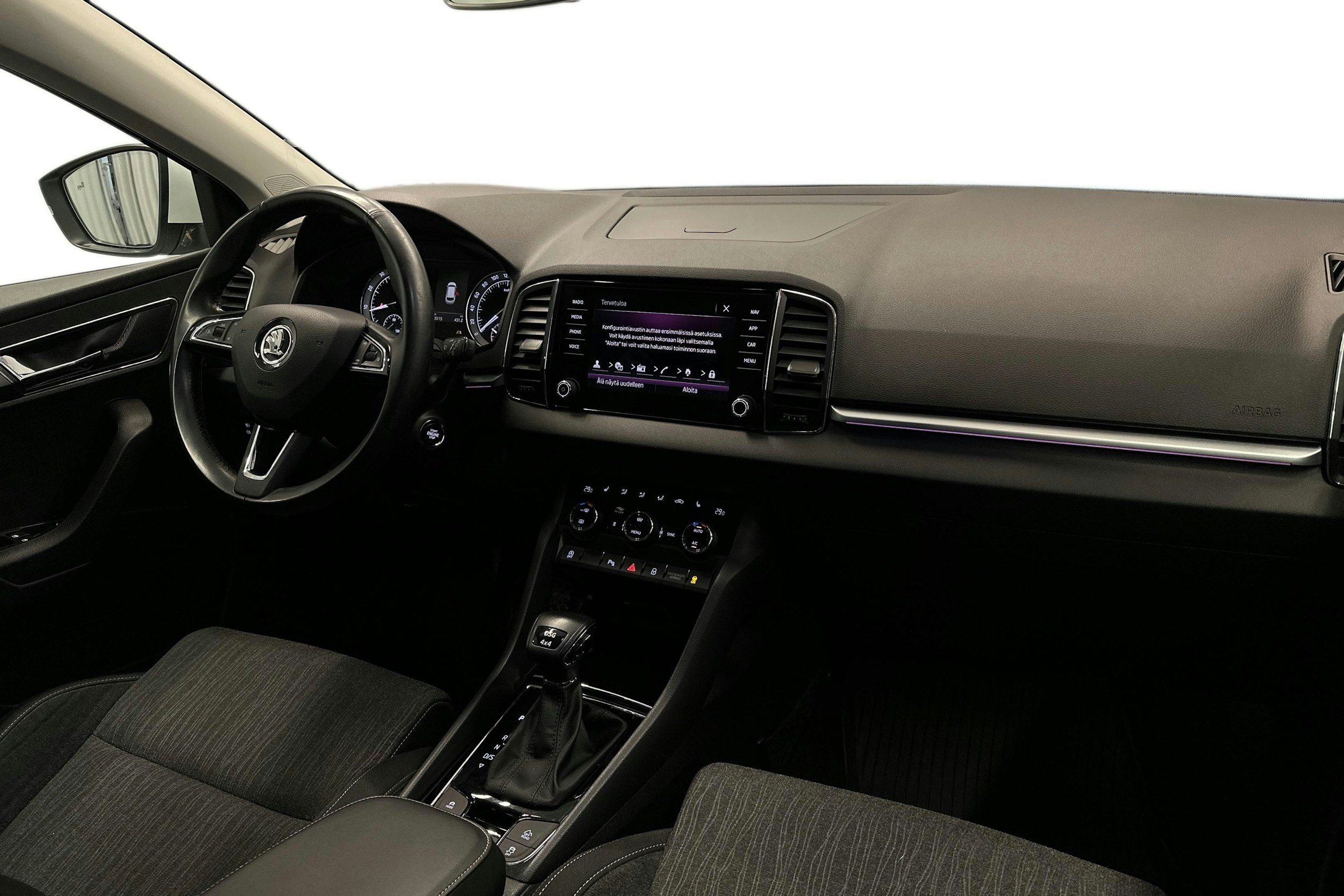 valkoinen Skoda Karoq 2019 kuva 9.