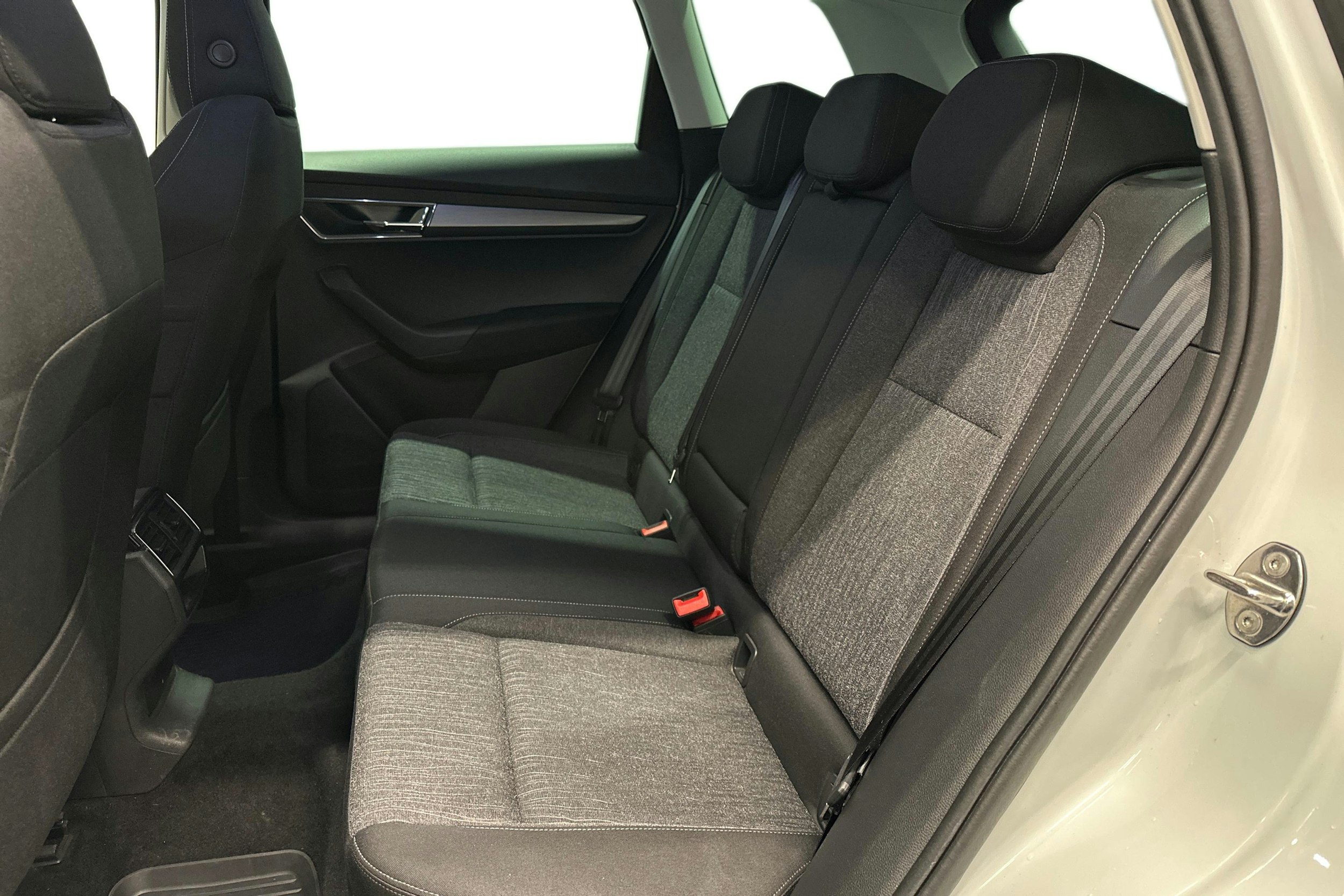 valkoinen Skoda Karoq 2019 kuva 10.