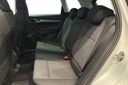 valkoinen Skoda Karoq 2019 kuva 10.
