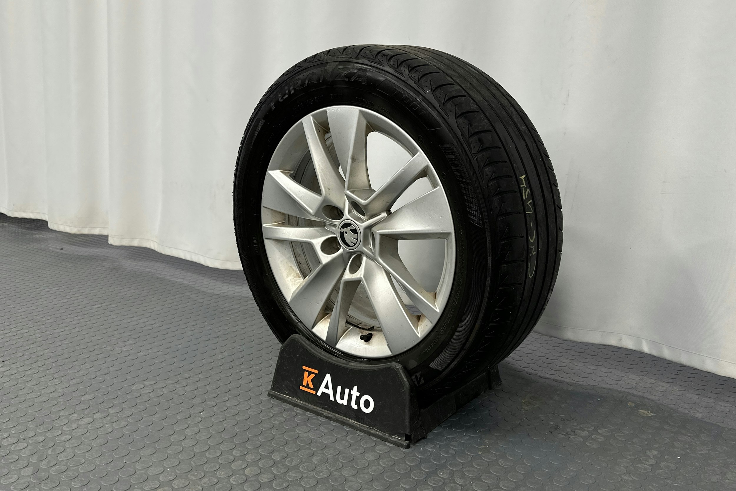 valkoinen Skoda Karoq 2019 kuva 13.