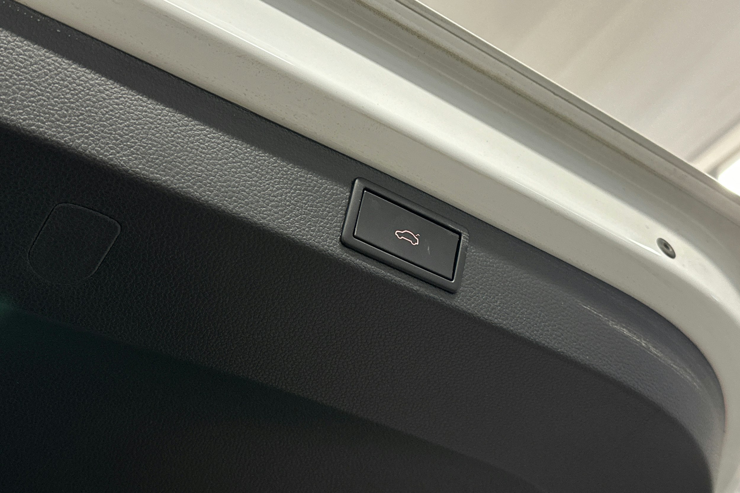 valkoinen Skoda Karoq 2019 kuva 15.