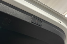 valkoinen Skoda Karoq 2019 kuva 15.