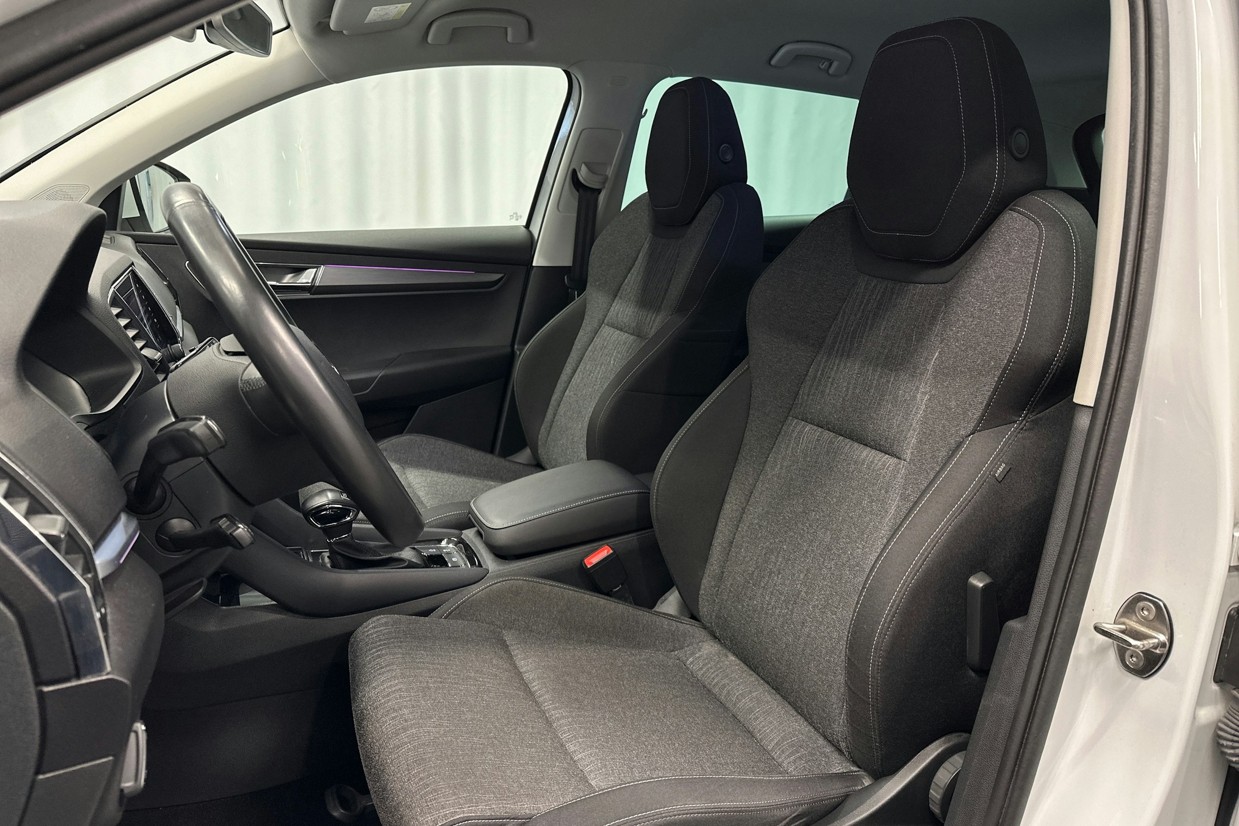 valkoinen Skoda Karoq 2019 kuva 16.