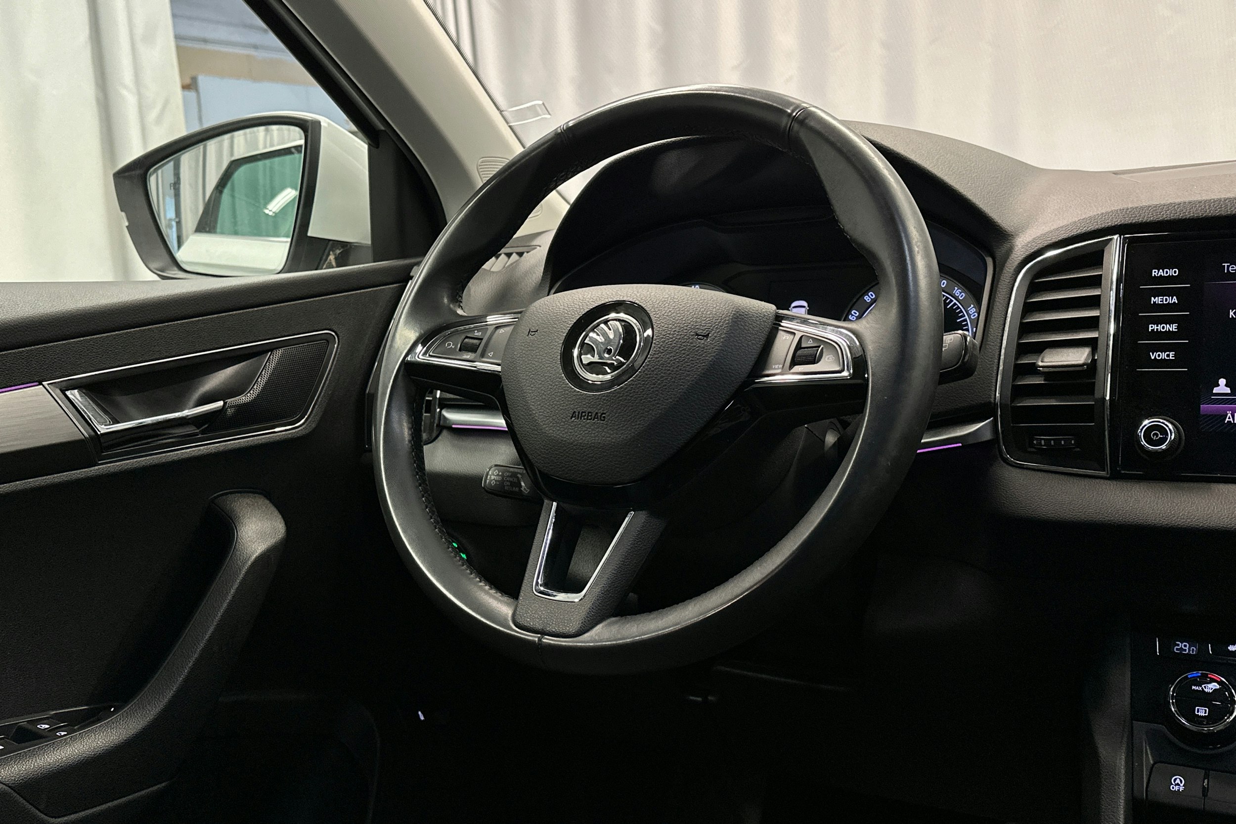 valkoinen Skoda Karoq 2019 kuva 17.