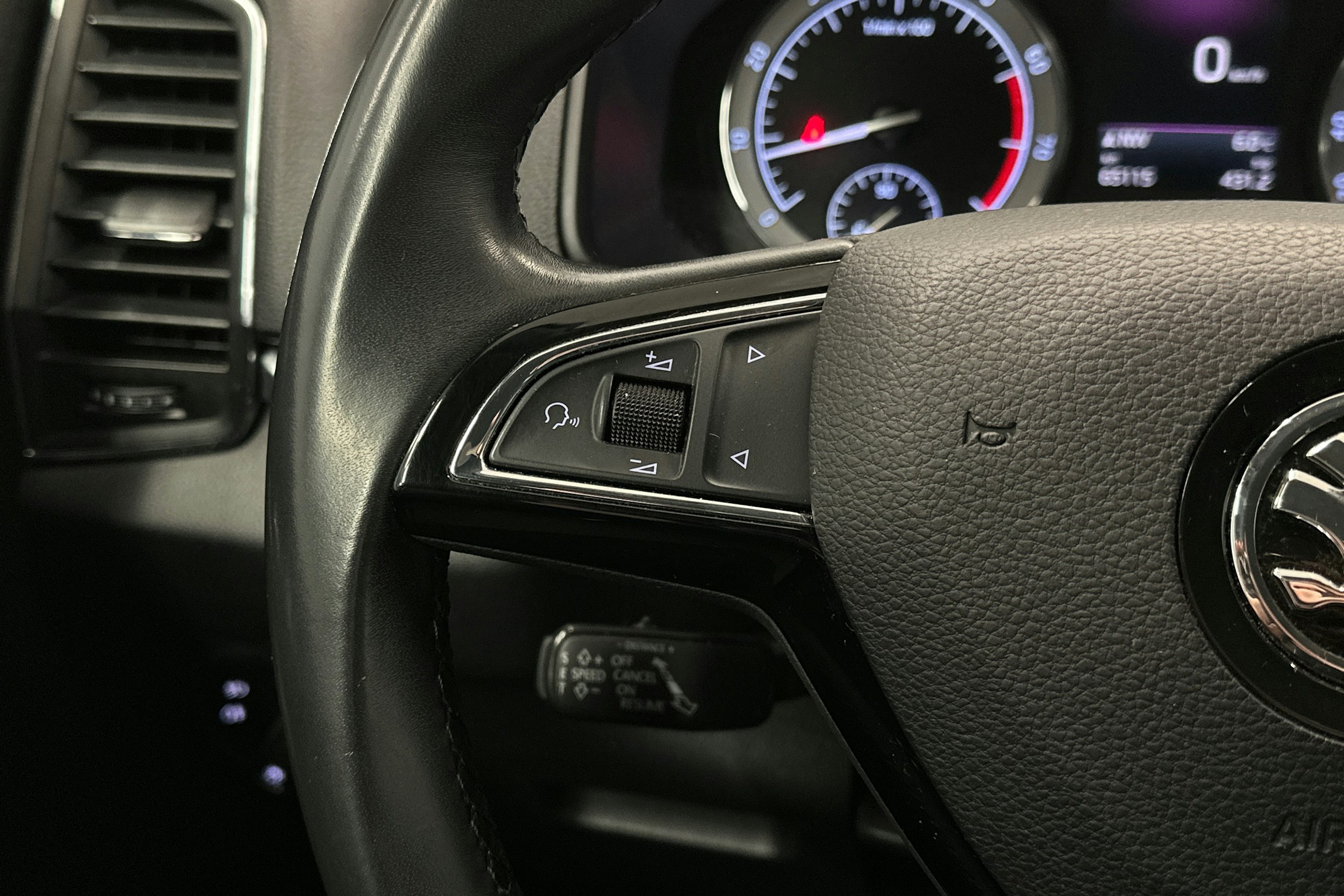 valkoinen Skoda Karoq 2019 kuva 18.