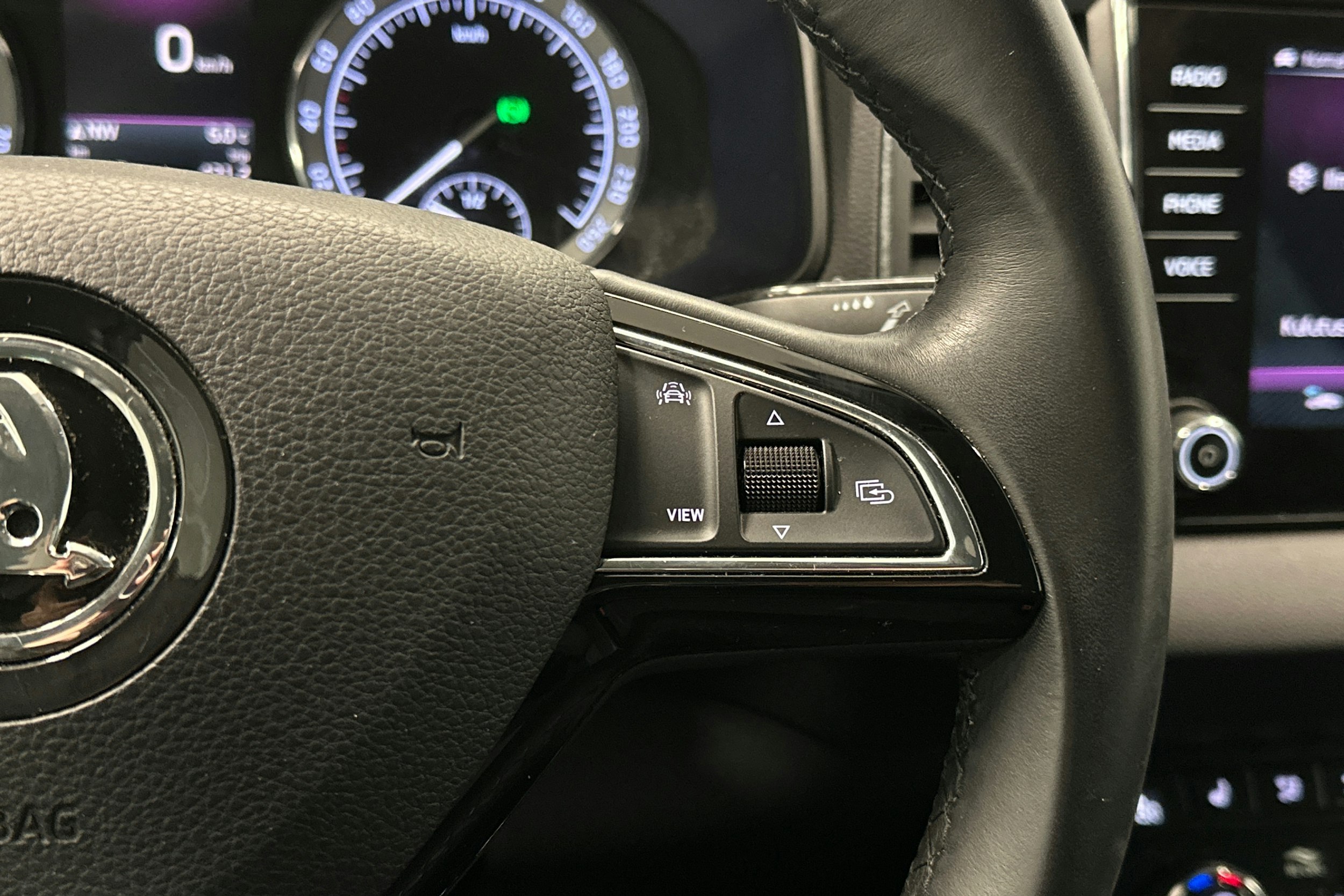 valkoinen Skoda Karoq 2019 kuva 19.