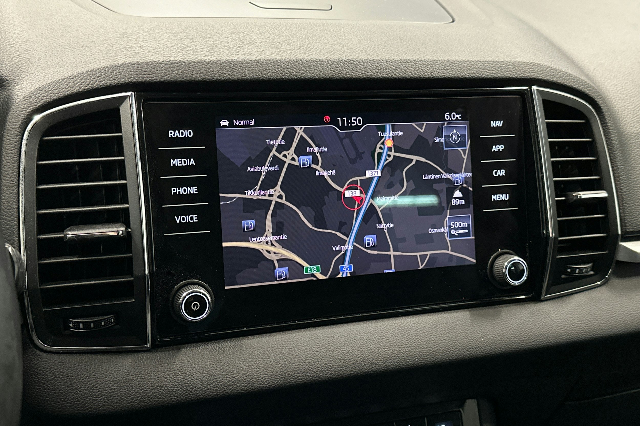 valkoinen Skoda Karoq 2019 kuva 21.