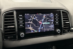 valkoinen Skoda Karoq 2019 kuva 21.