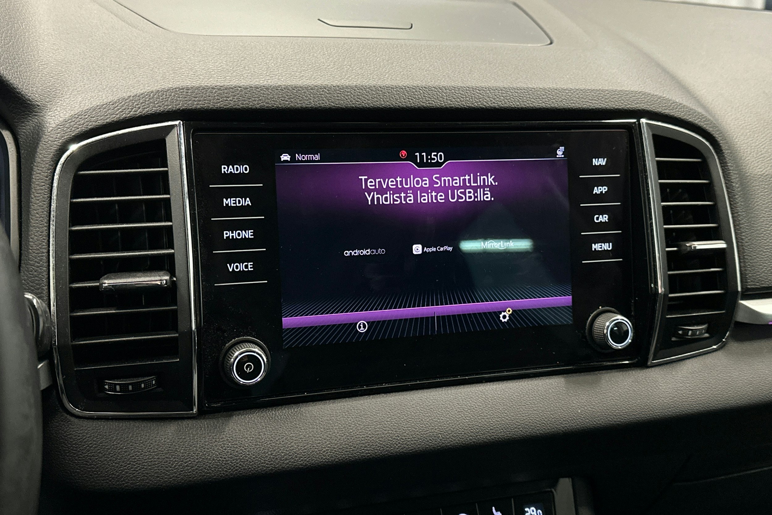 valkoinen Skoda Karoq 2019 kuva 22.