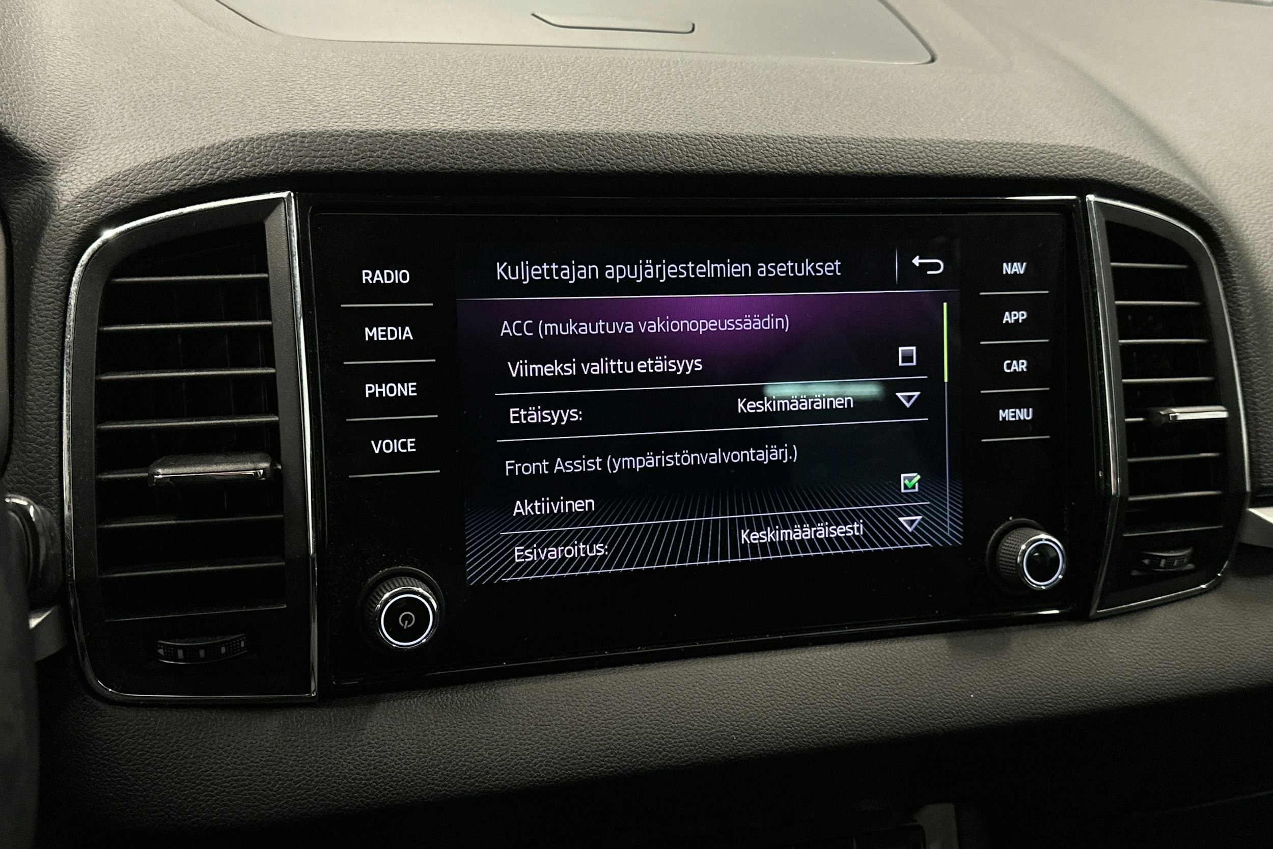 valkoinen Skoda Karoq 2019 kuva 23.