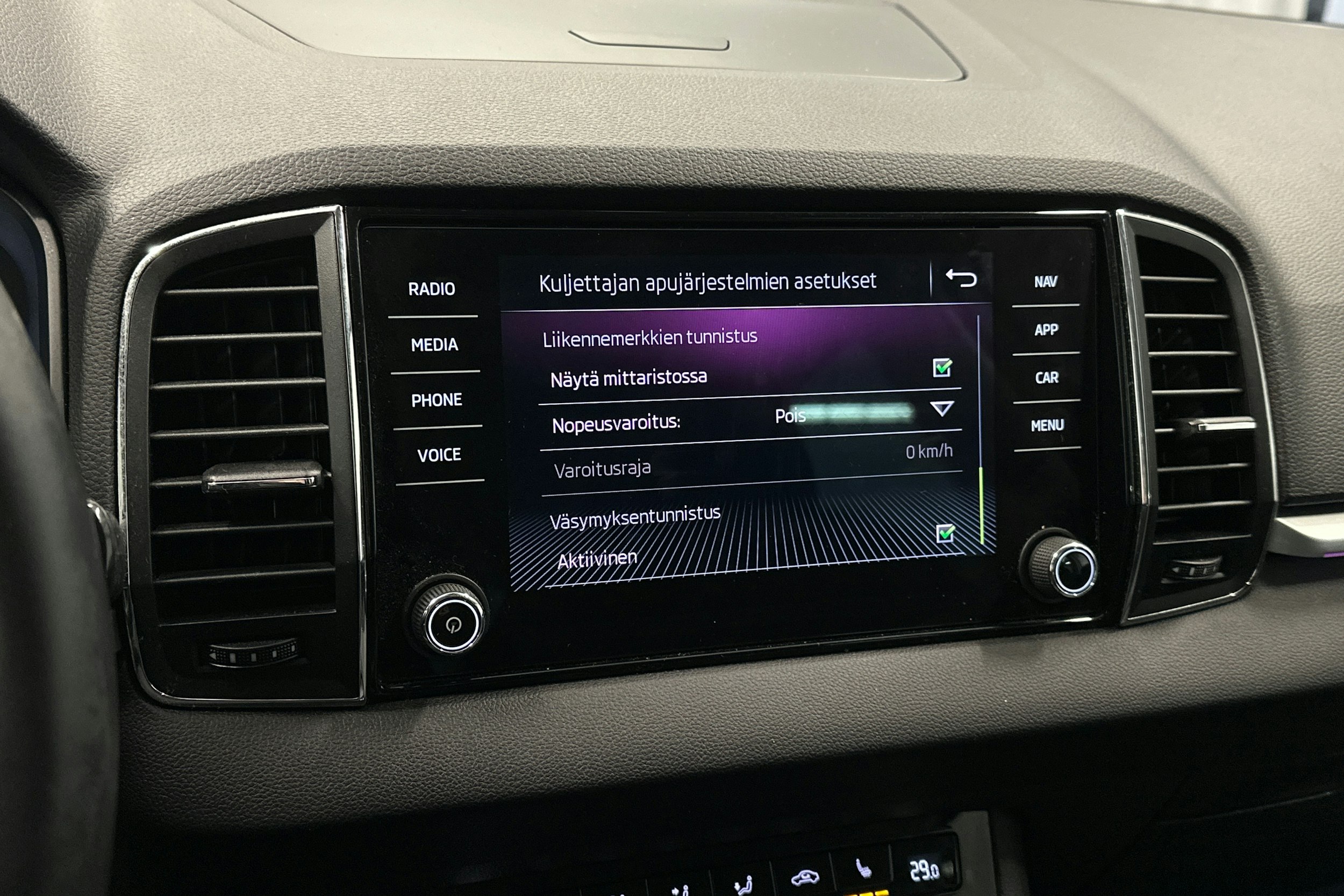 valkoinen Skoda Karoq 2019 kuva 25.