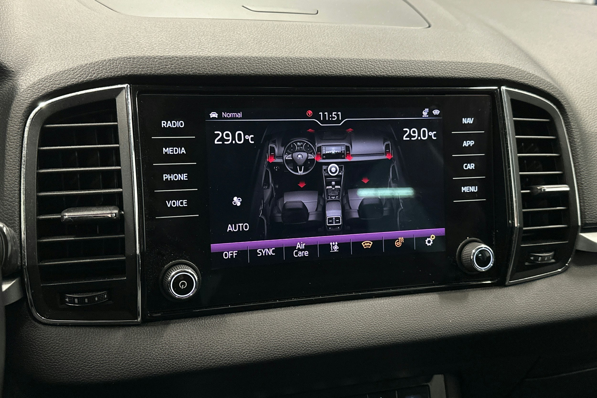 valkoinen Skoda Karoq 2019 kuva 26.