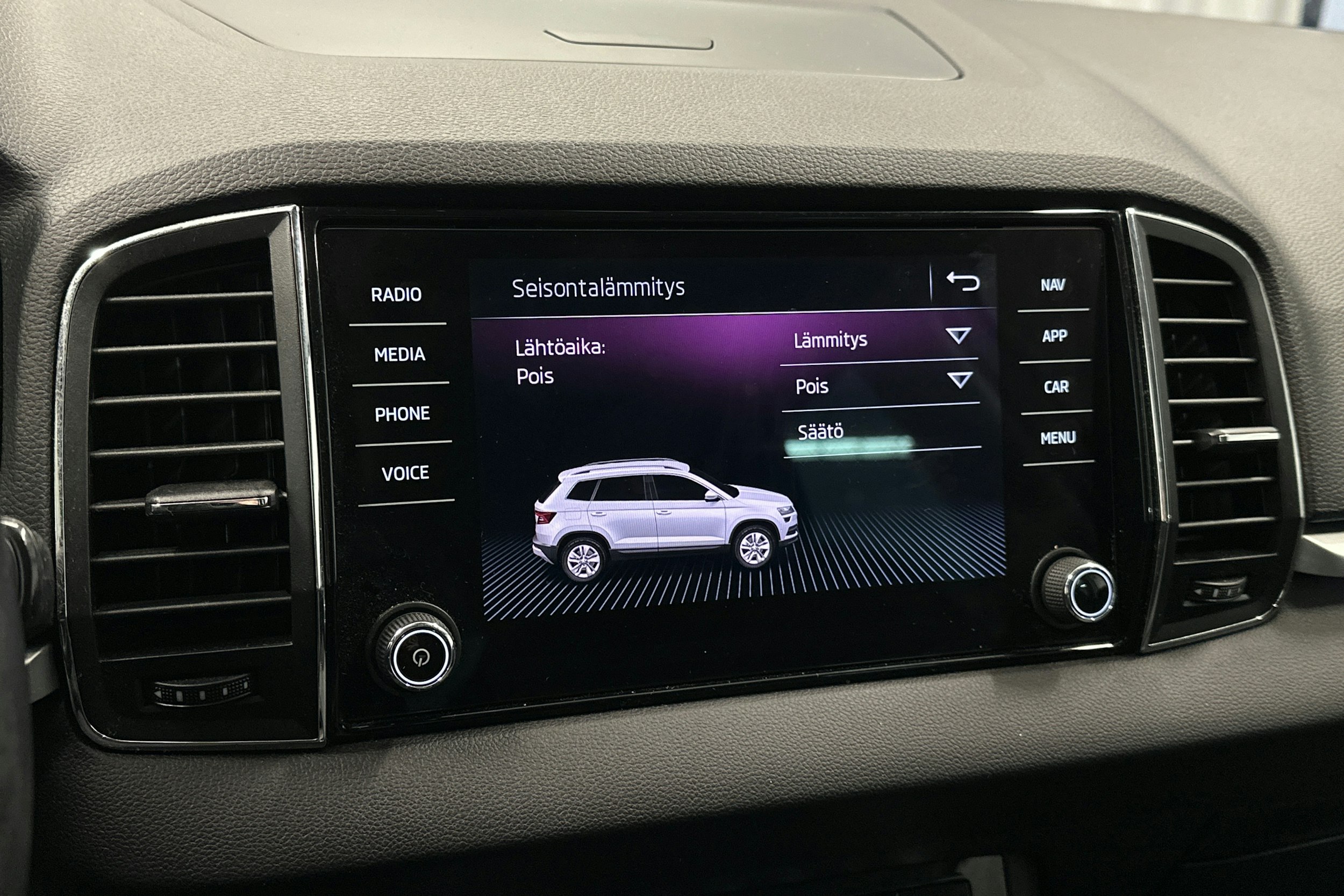 valkoinen Skoda Karoq 2019 kuva 27.