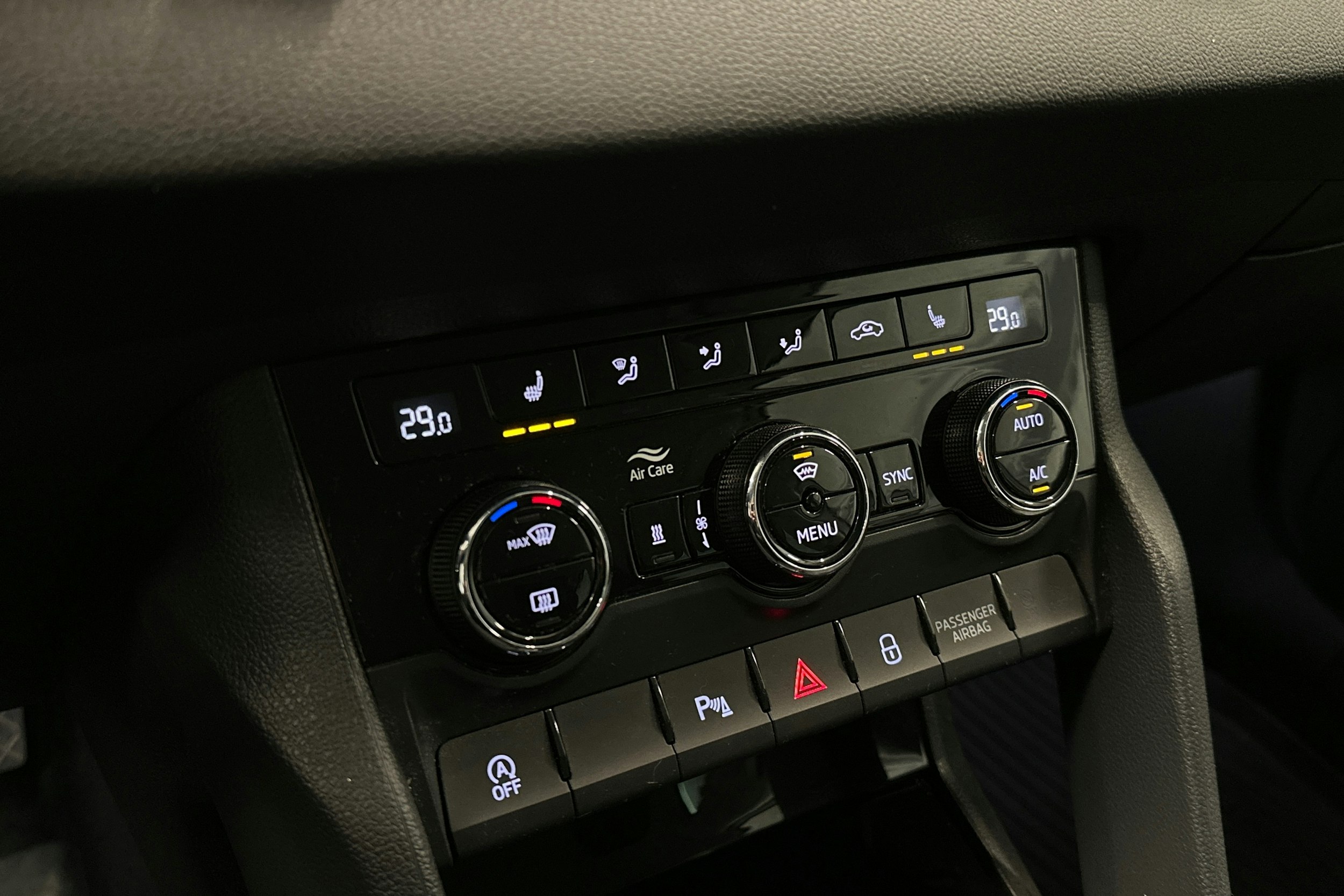 valkoinen Skoda Karoq 2019 kuva 29.