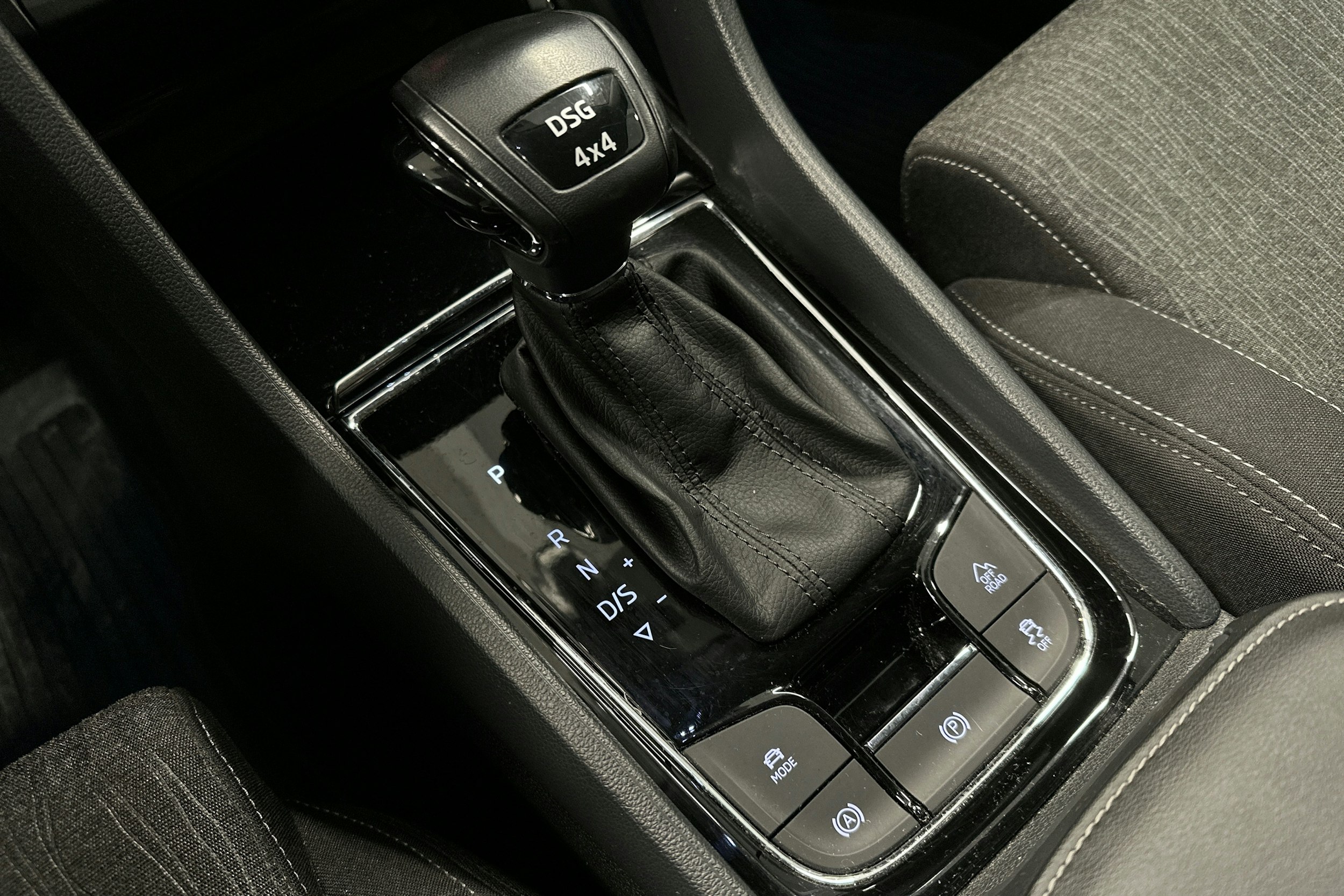 valkoinen Skoda Karoq 2019 kuva 30.