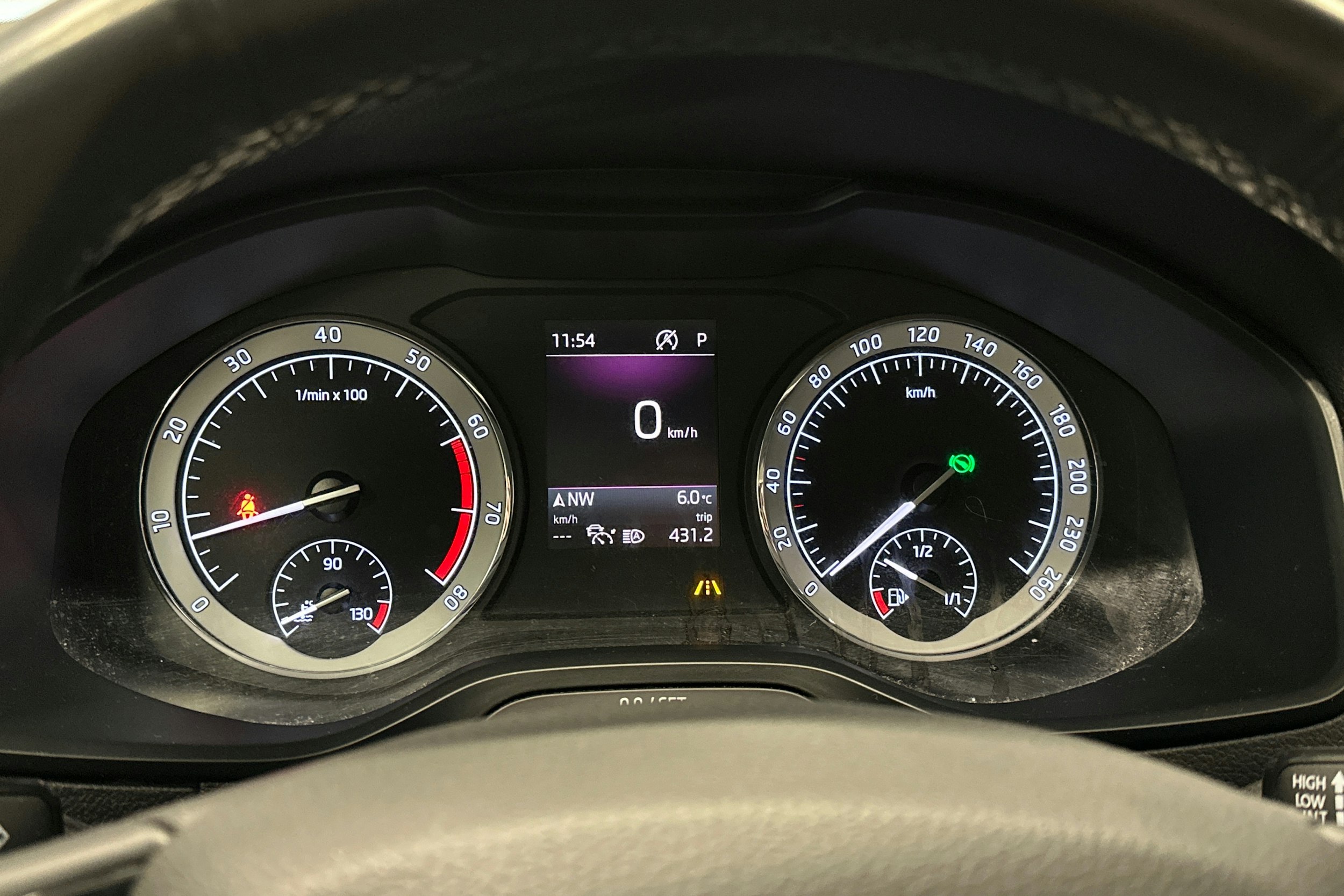 valkoinen Skoda Karoq 2019 kuva 31.