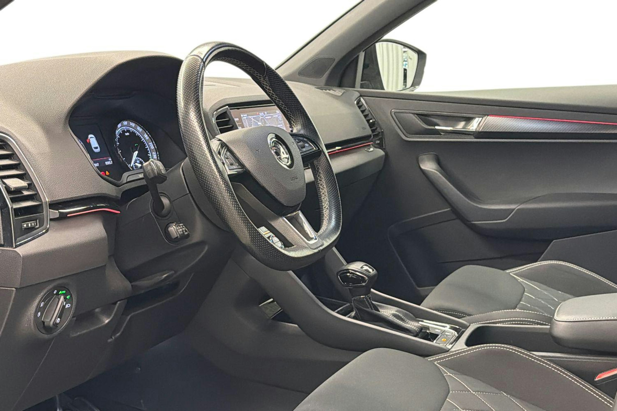 musta Skoda Karoq 2019 kuva 6.