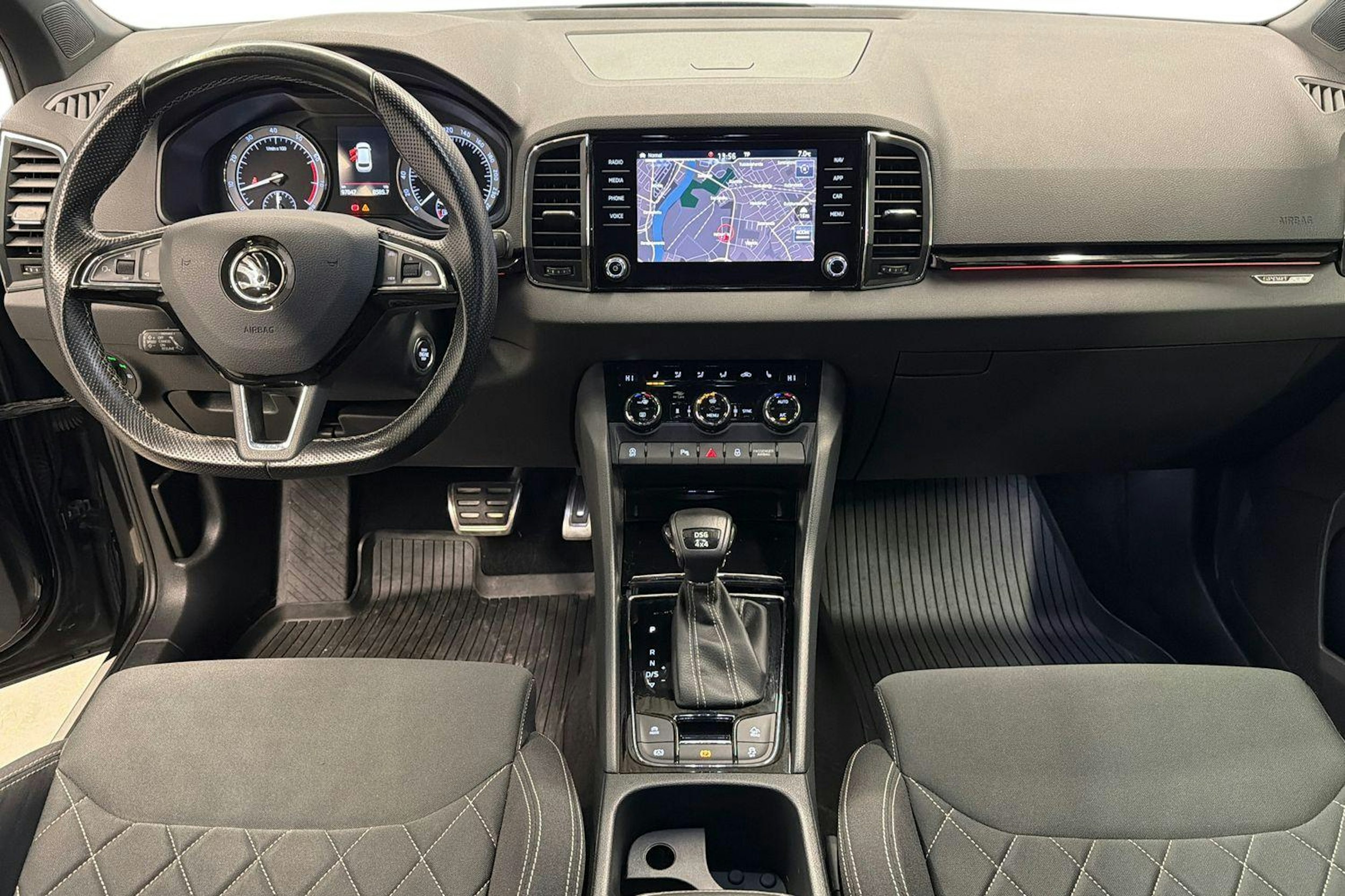 musta Skoda Karoq 2019 kuva 7.