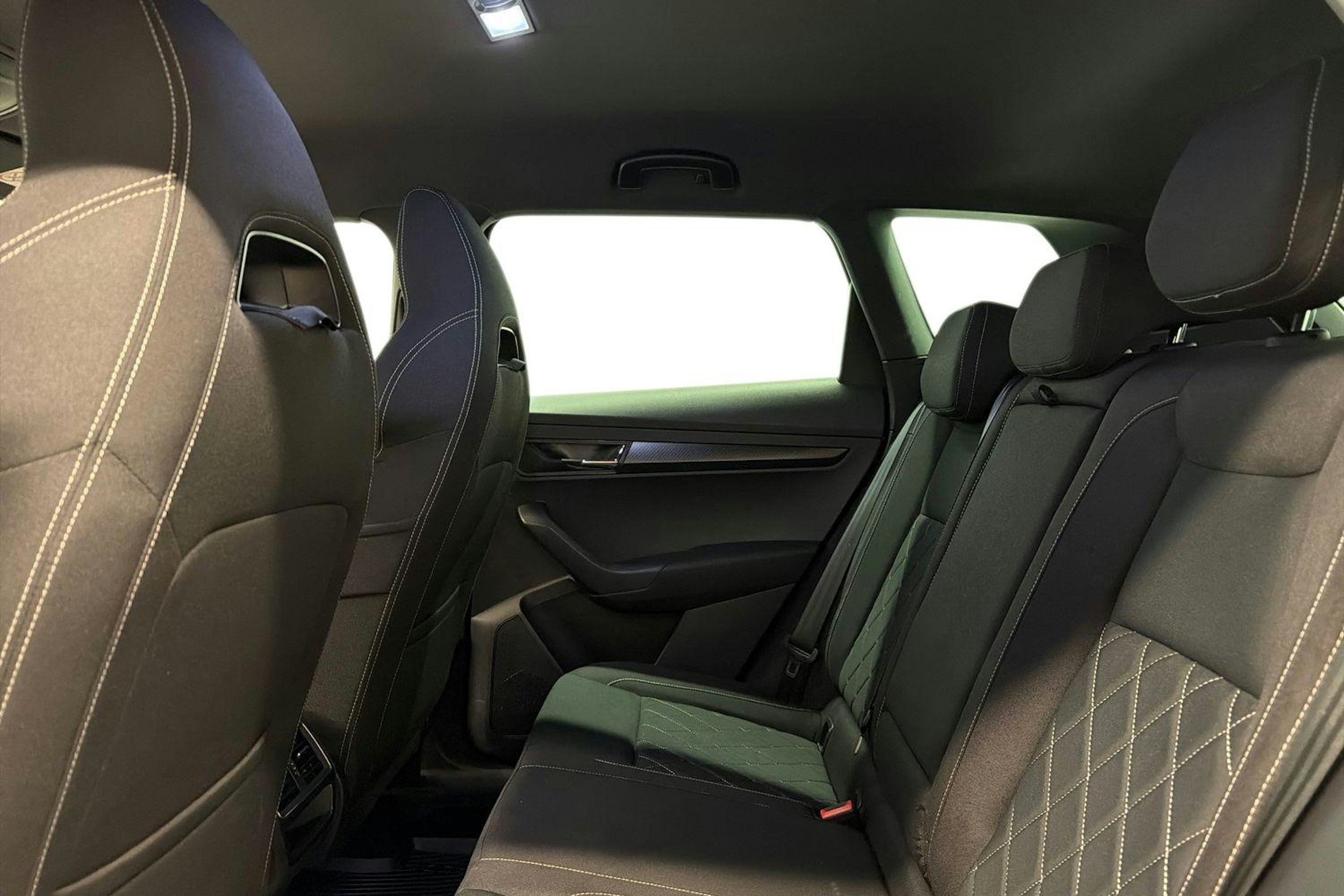 musta Skoda Karoq 2019 kuva 8.