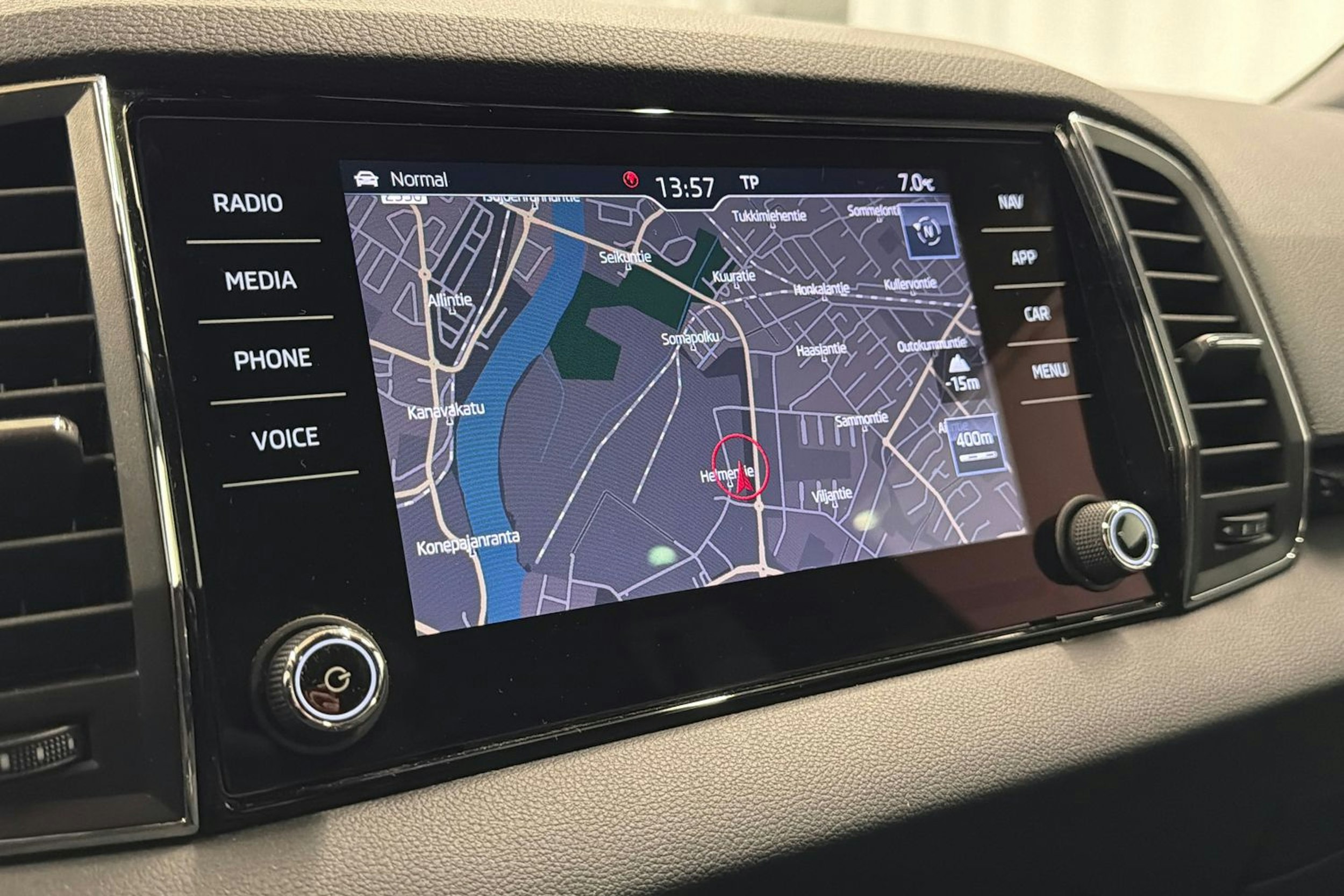 musta Skoda Karoq 2019 kuva 13.