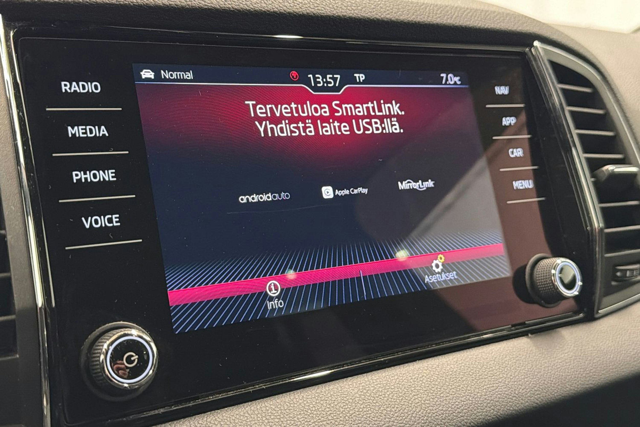 musta Skoda Karoq 2019 kuva 14.