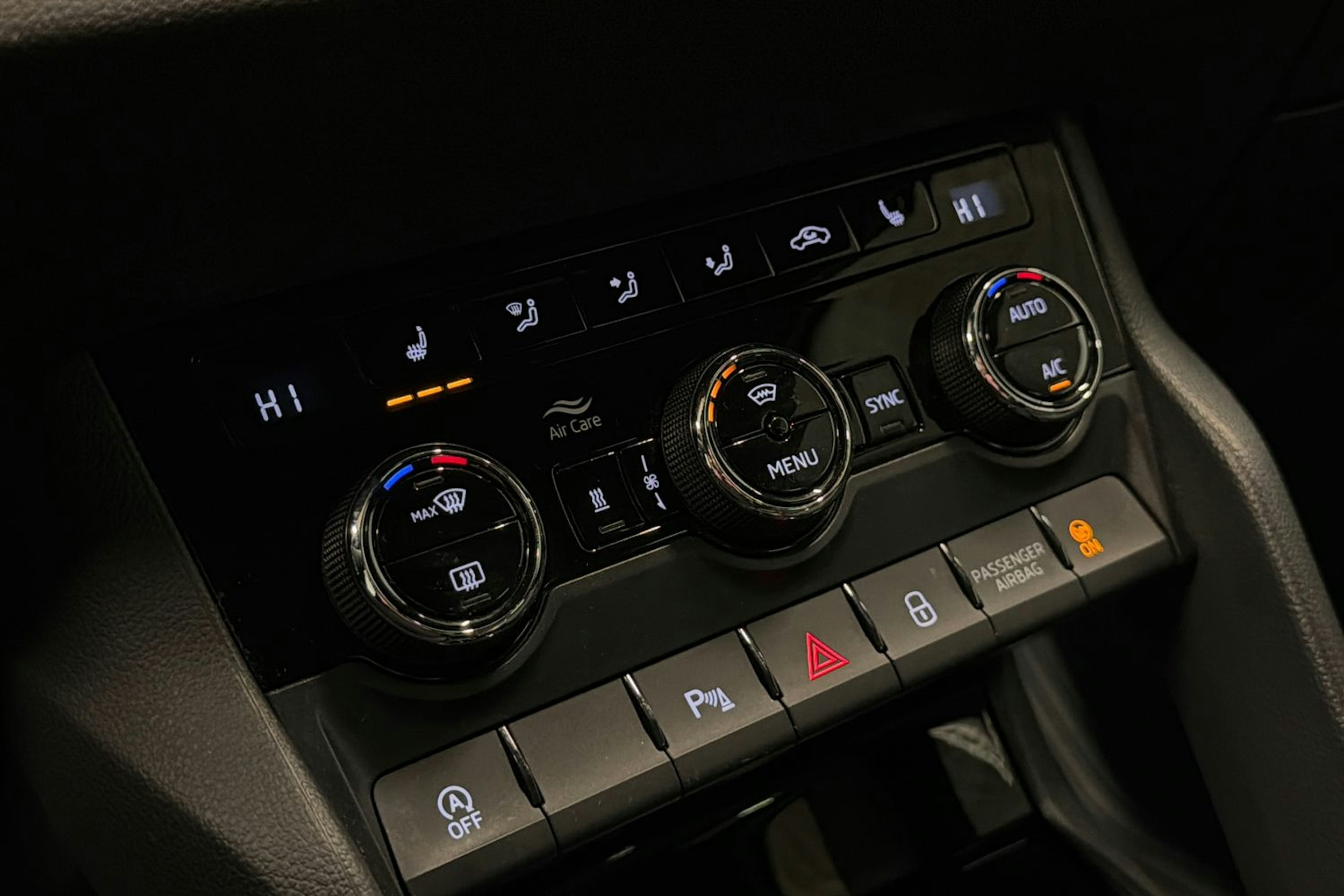 musta Skoda Karoq 2019 kuva 17.