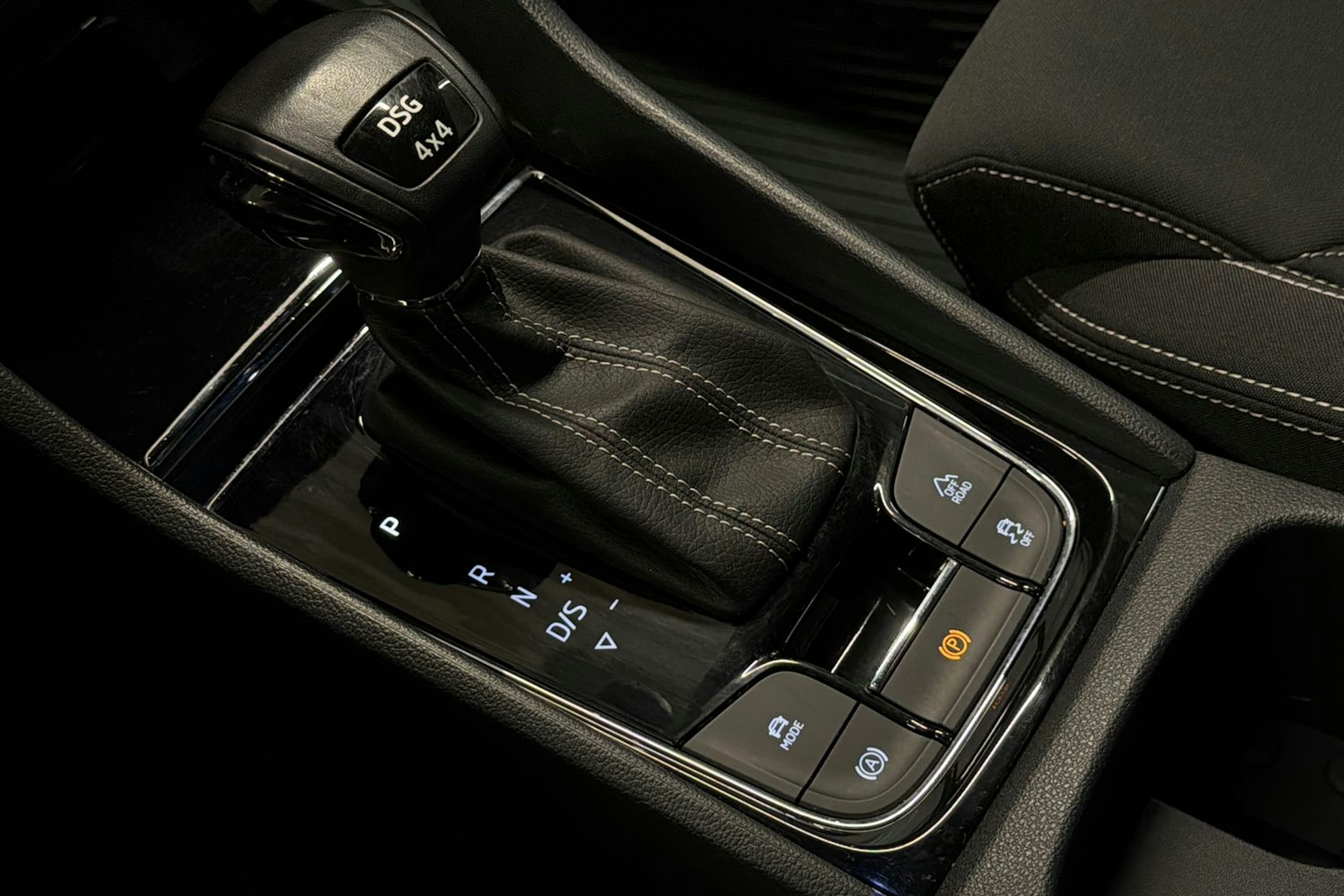 musta Skoda Karoq 2019 kuva 18.