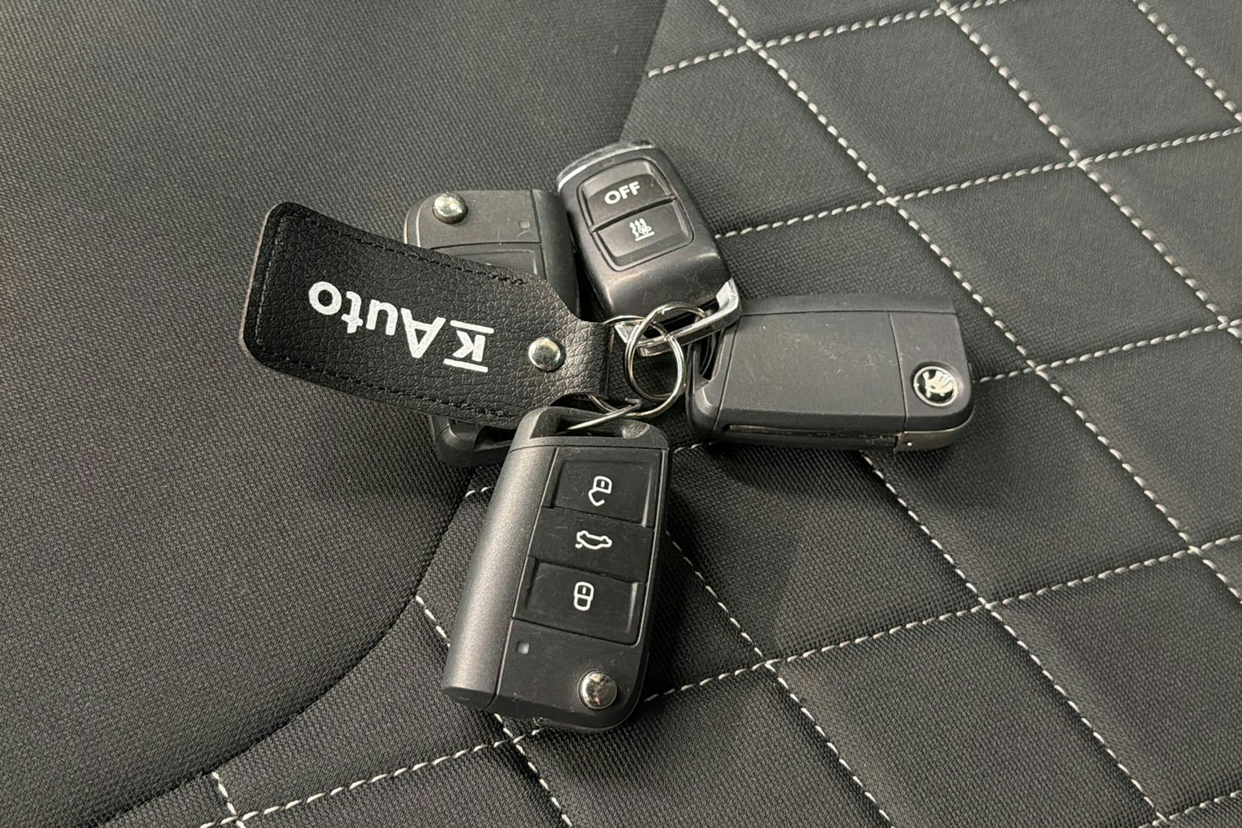 musta Skoda Karoq 2019 kuva 19.