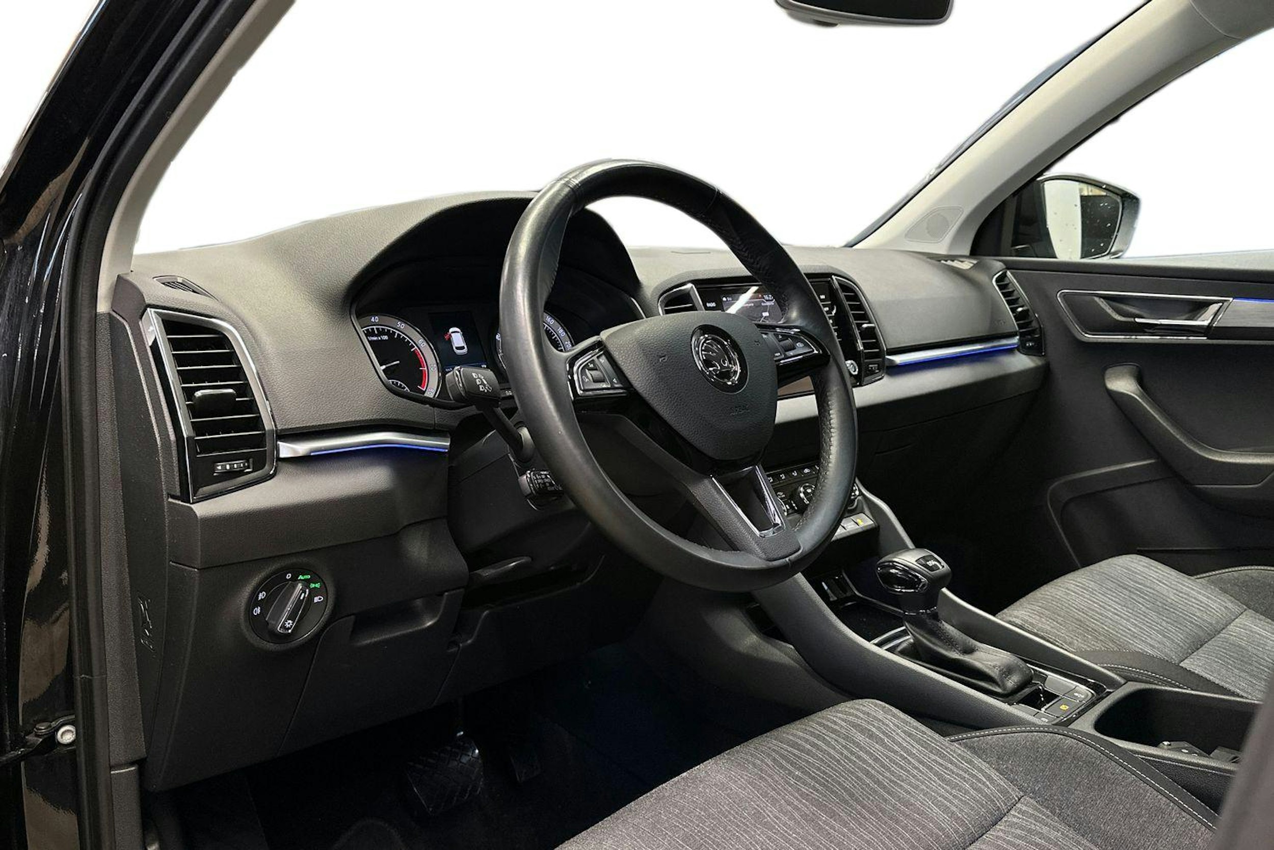 musta Skoda Karoq 2019 kuva 7.