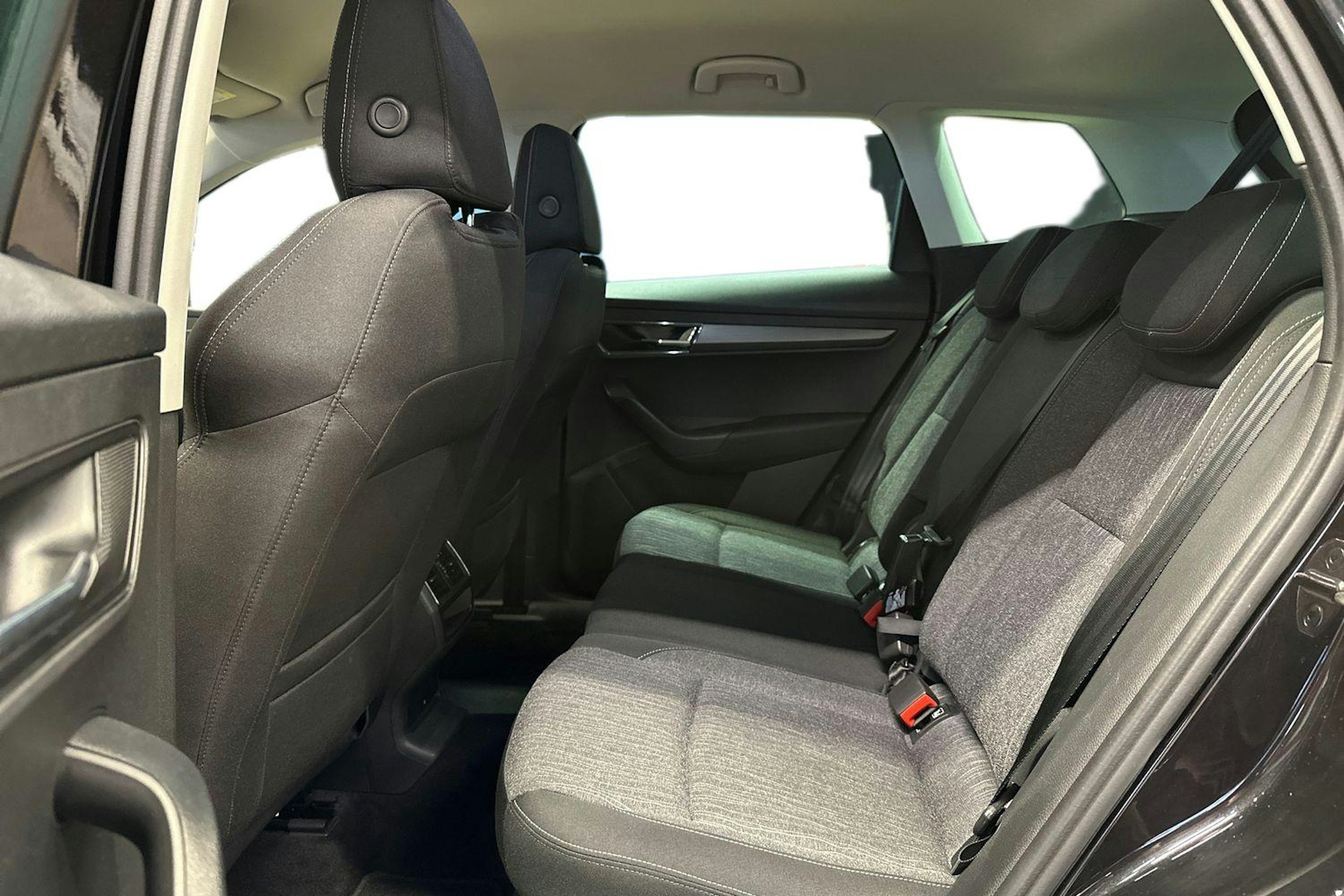 musta Skoda Karoq 2019 kuva 10.