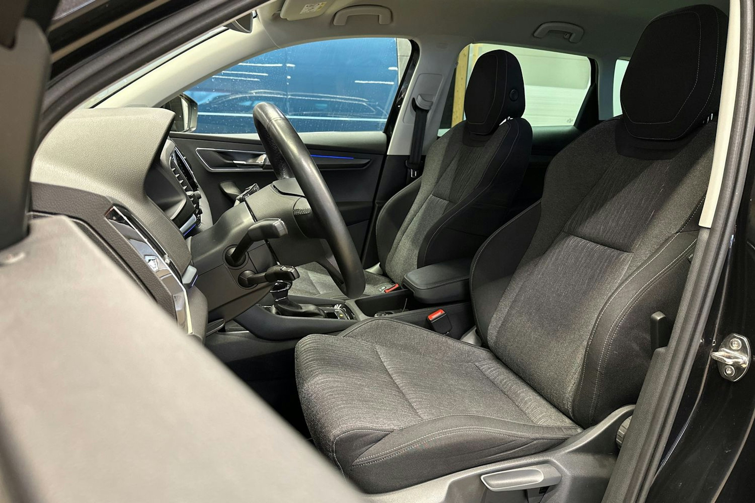 musta Skoda Karoq 2019 kuva 16.