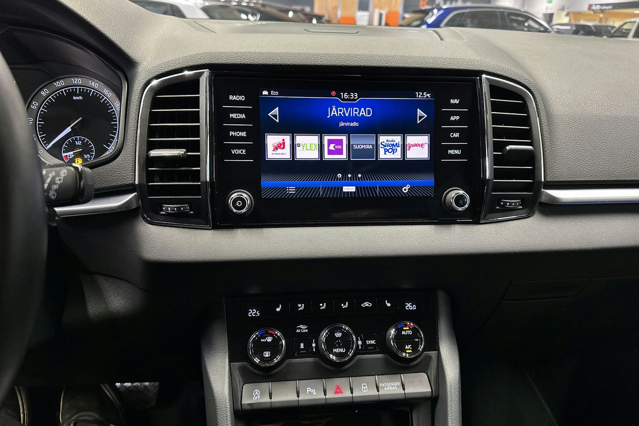 musta Skoda Karoq 2019 kuva 23.