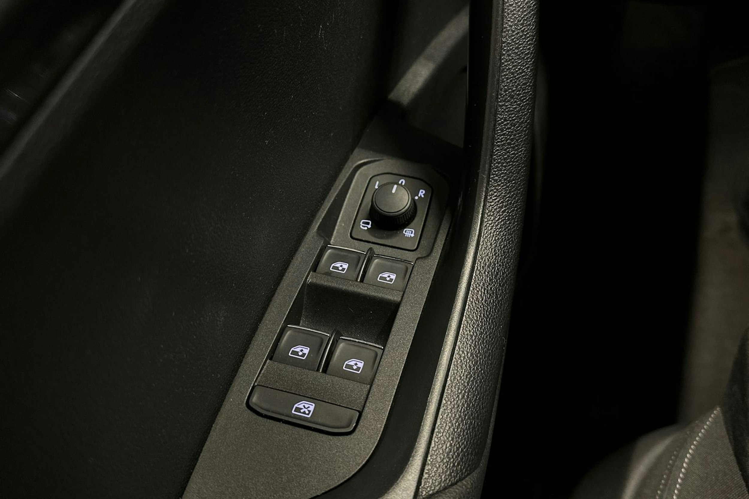 musta Skoda Karoq 2019 kuva 32.