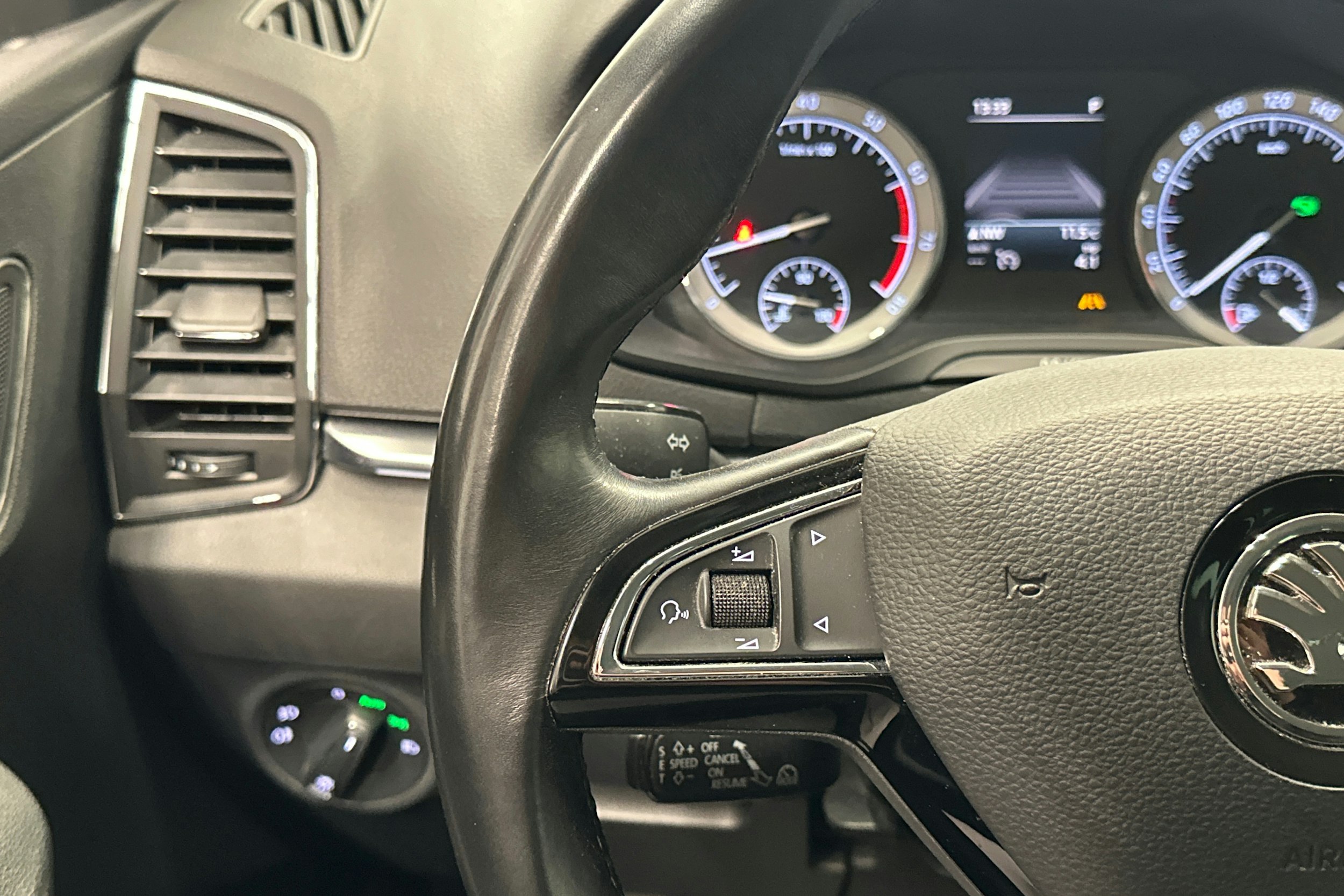 Vihreä Skoda KAROQ 2019 kuva 12.