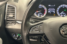 Vihreä Skoda KAROQ 2019 kuva 12.