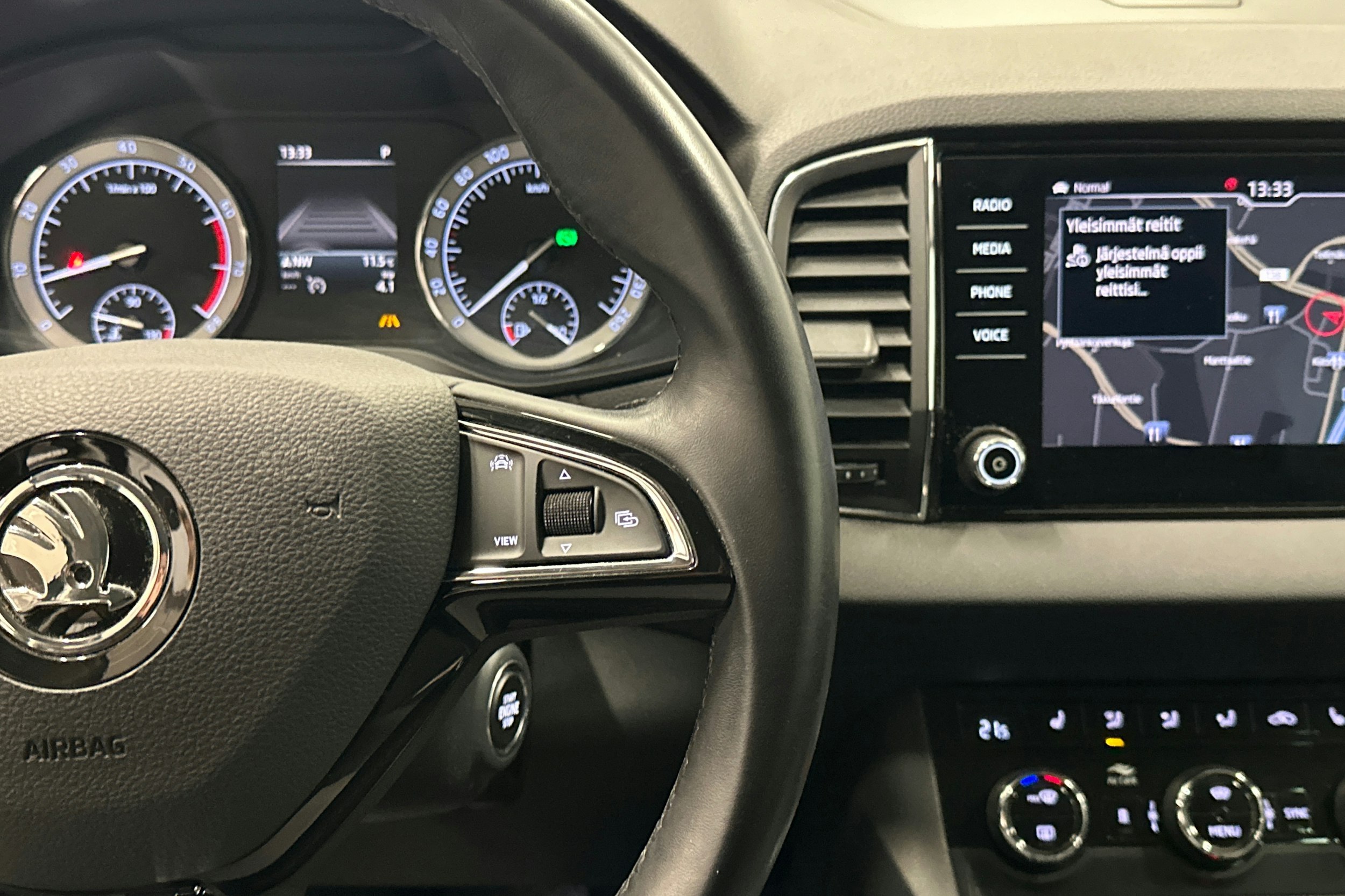 Vihreä Skoda KAROQ 2019 kuva 13.