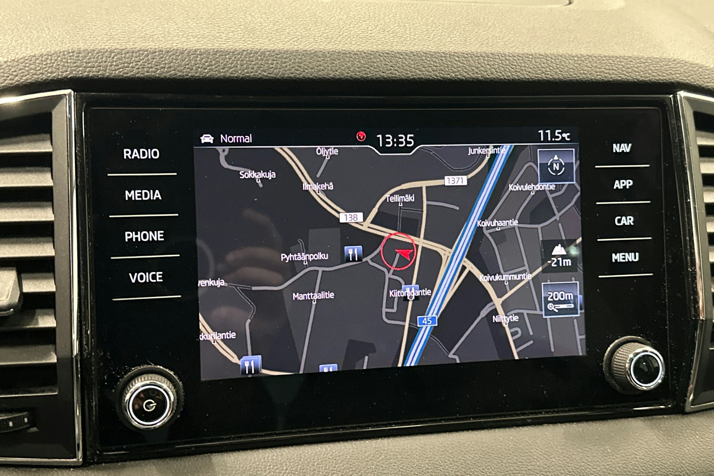 Vihreä Skoda KAROQ 2019 kuva 16.