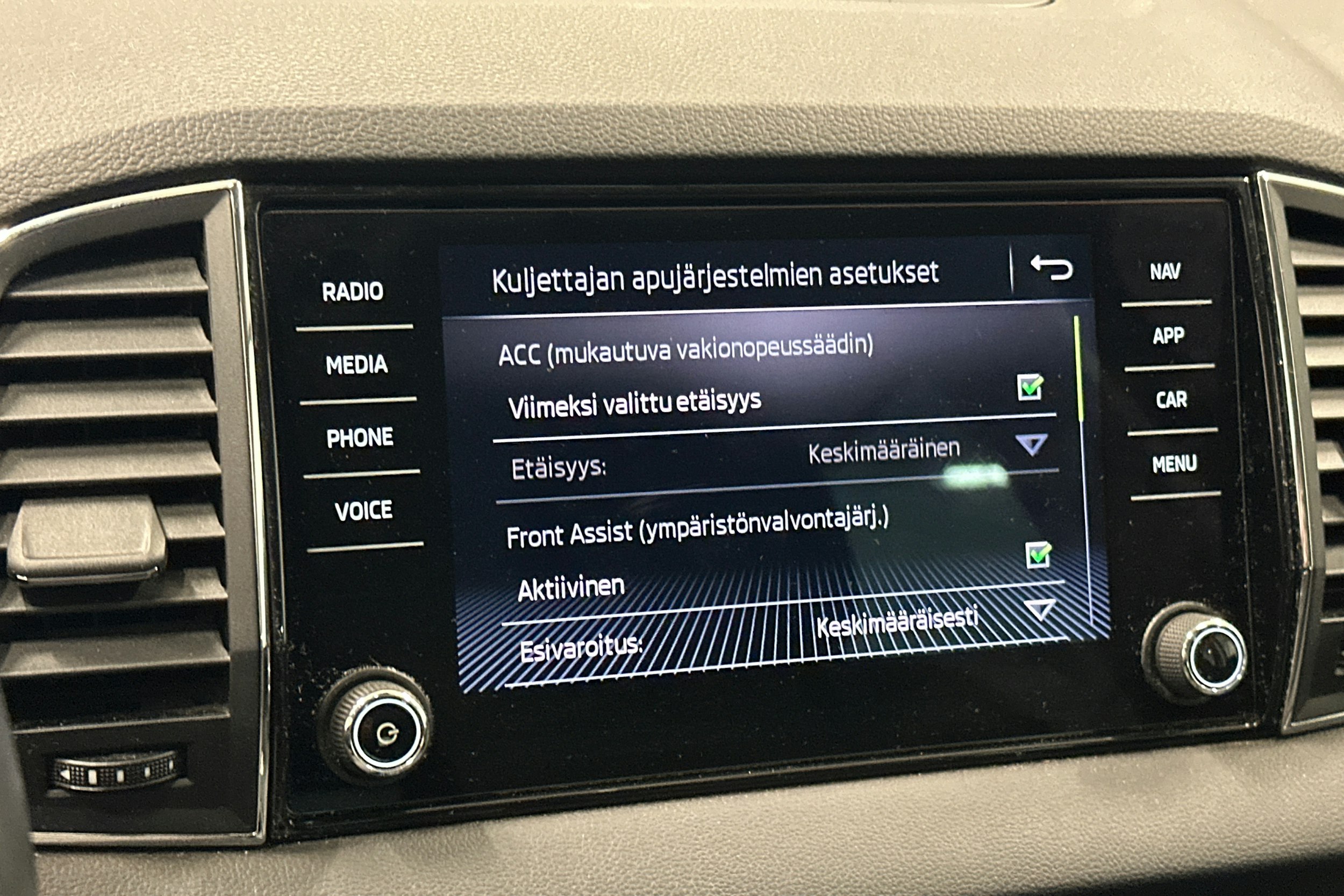 Vihreä Skoda KAROQ 2019 kuva 19.