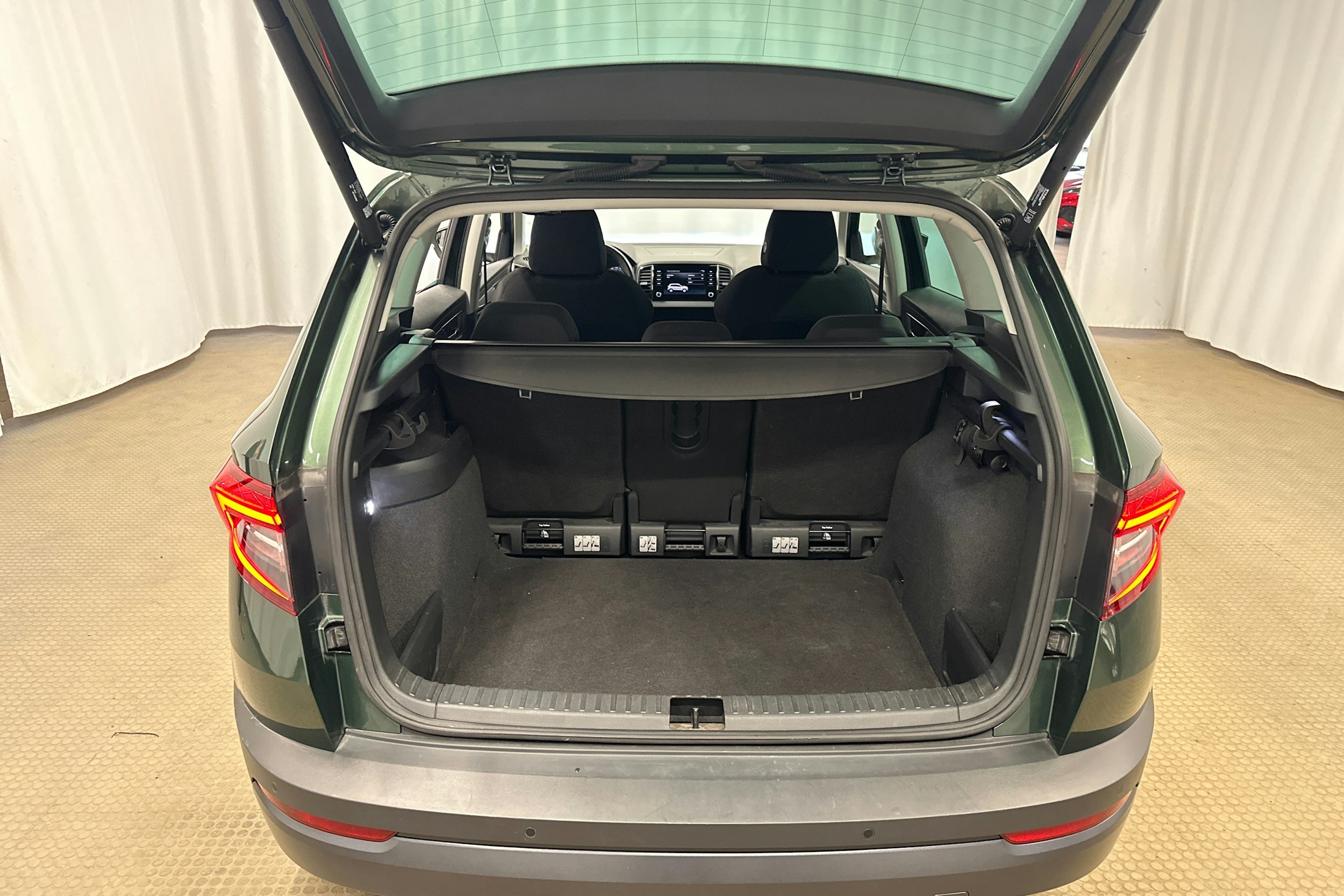 Vihreä Skoda KAROQ 2019 kuva 25.