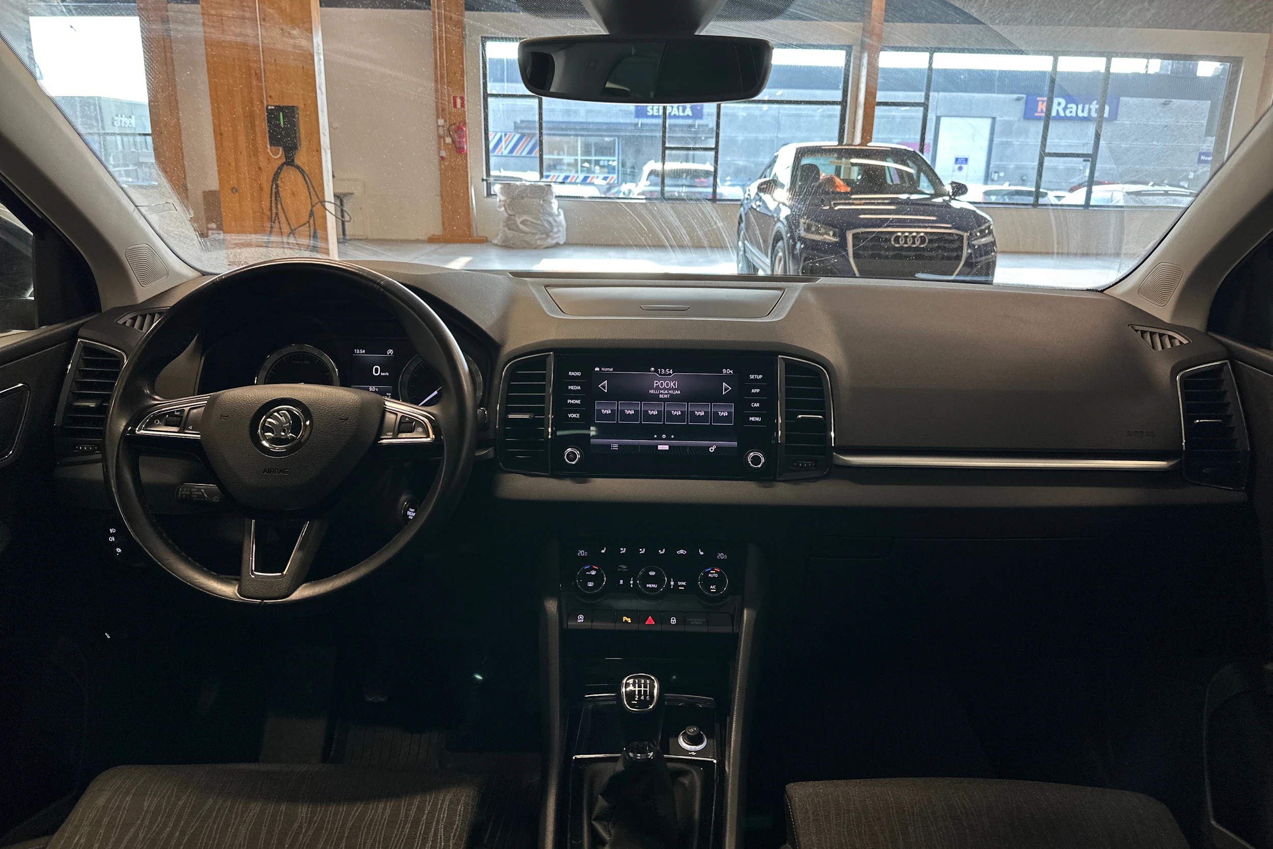 musta Skoda Karoq 2019 kuva 4.