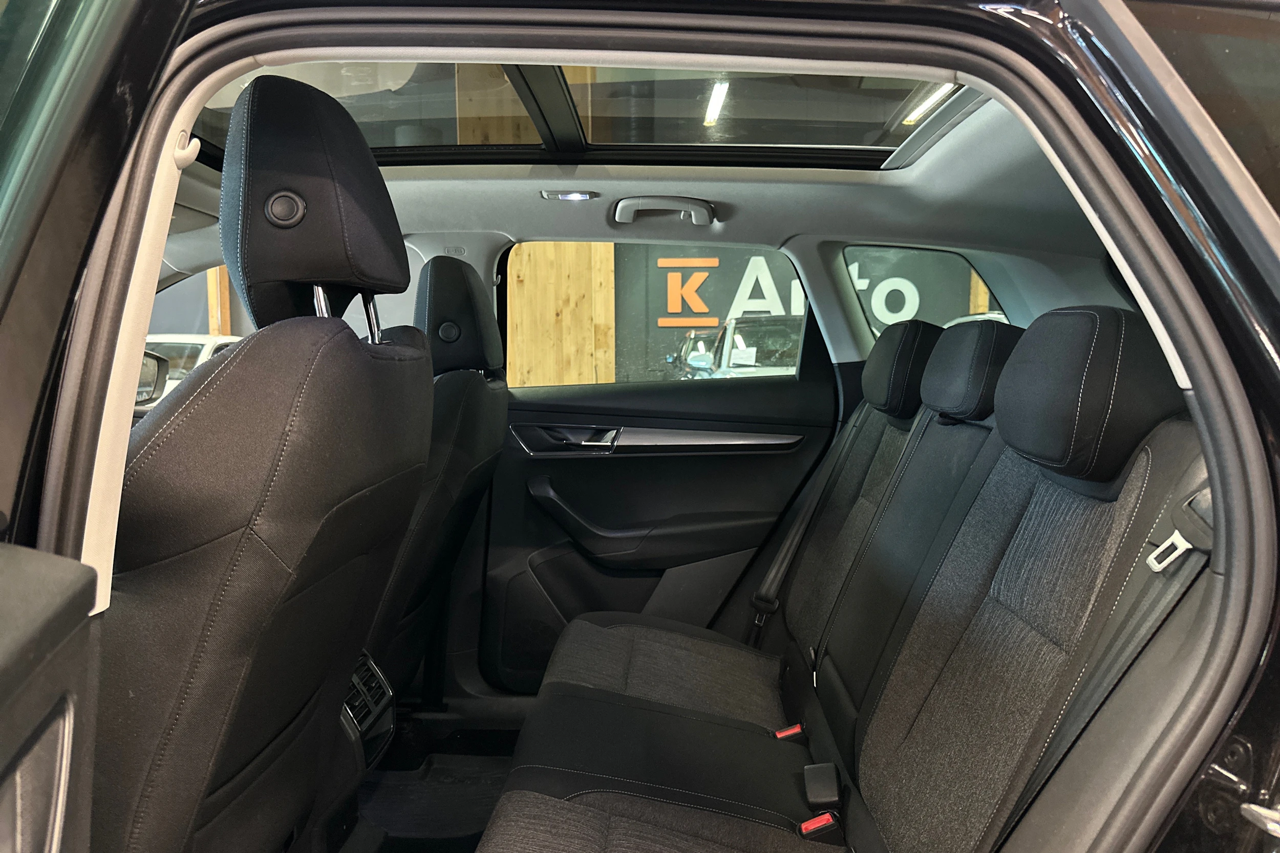 musta Skoda Karoq 2019 kuva 5.