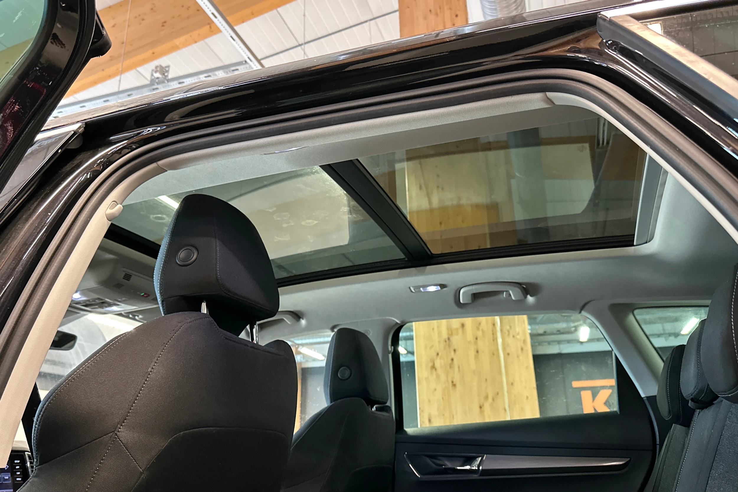 musta Skoda Karoq 2019 kuva 6.