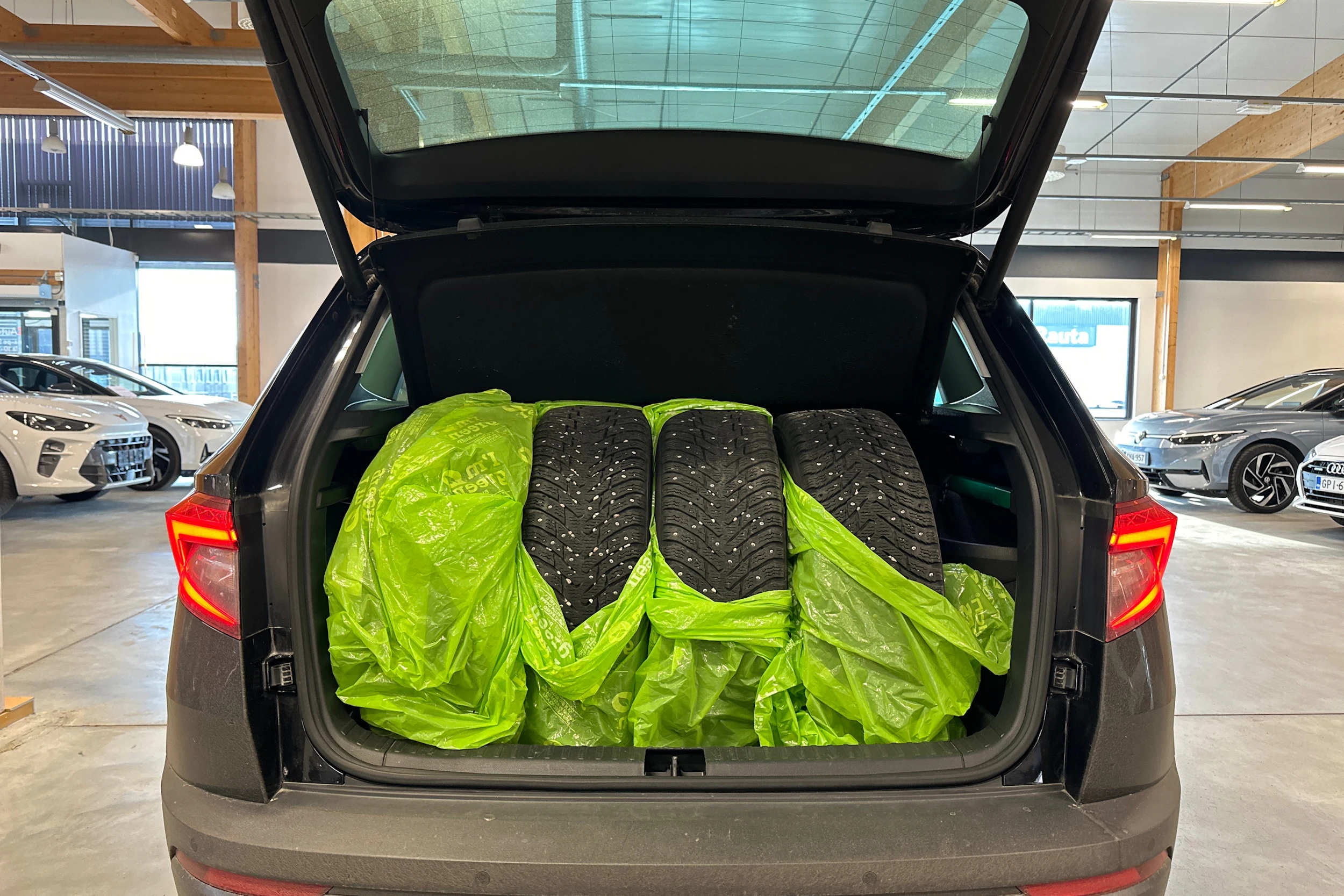 musta Skoda Karoq 2019 kuva 7.