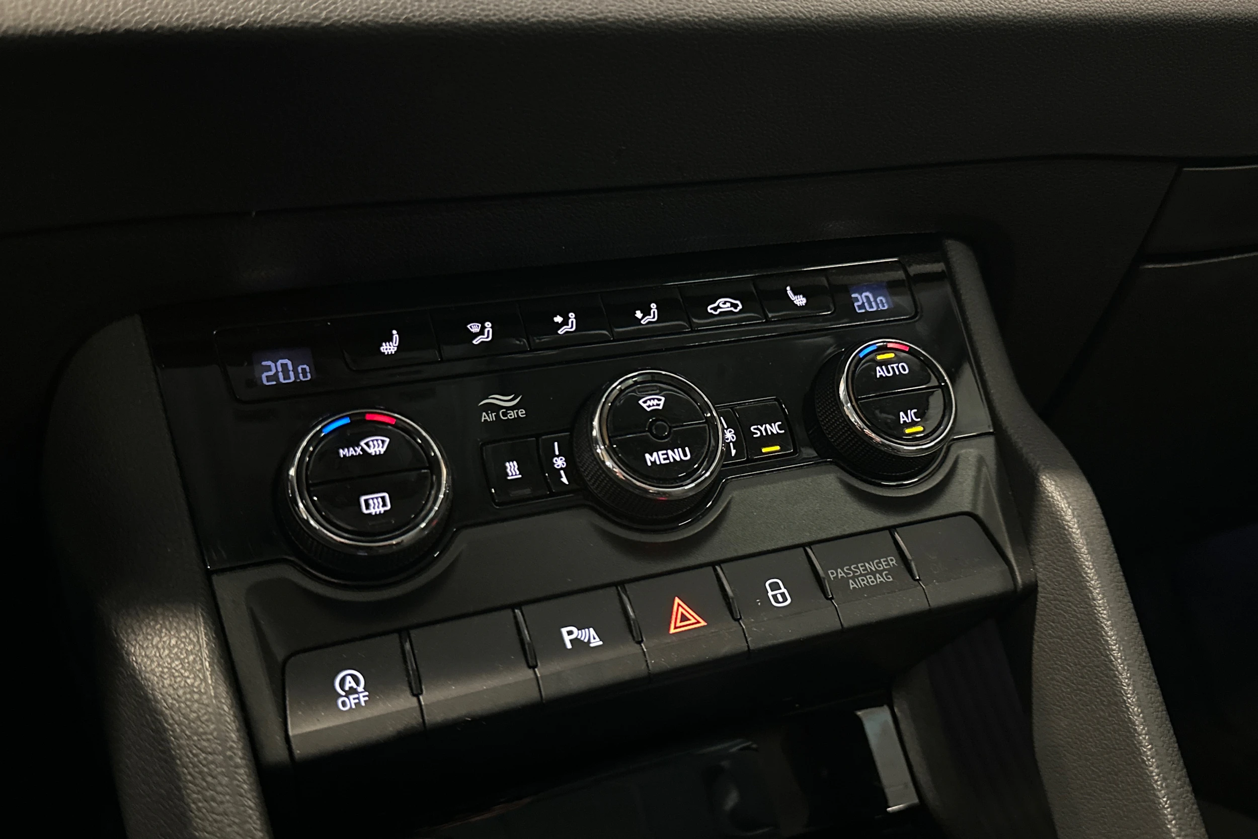 musta Skoda Karoq 2019 kuva 8.