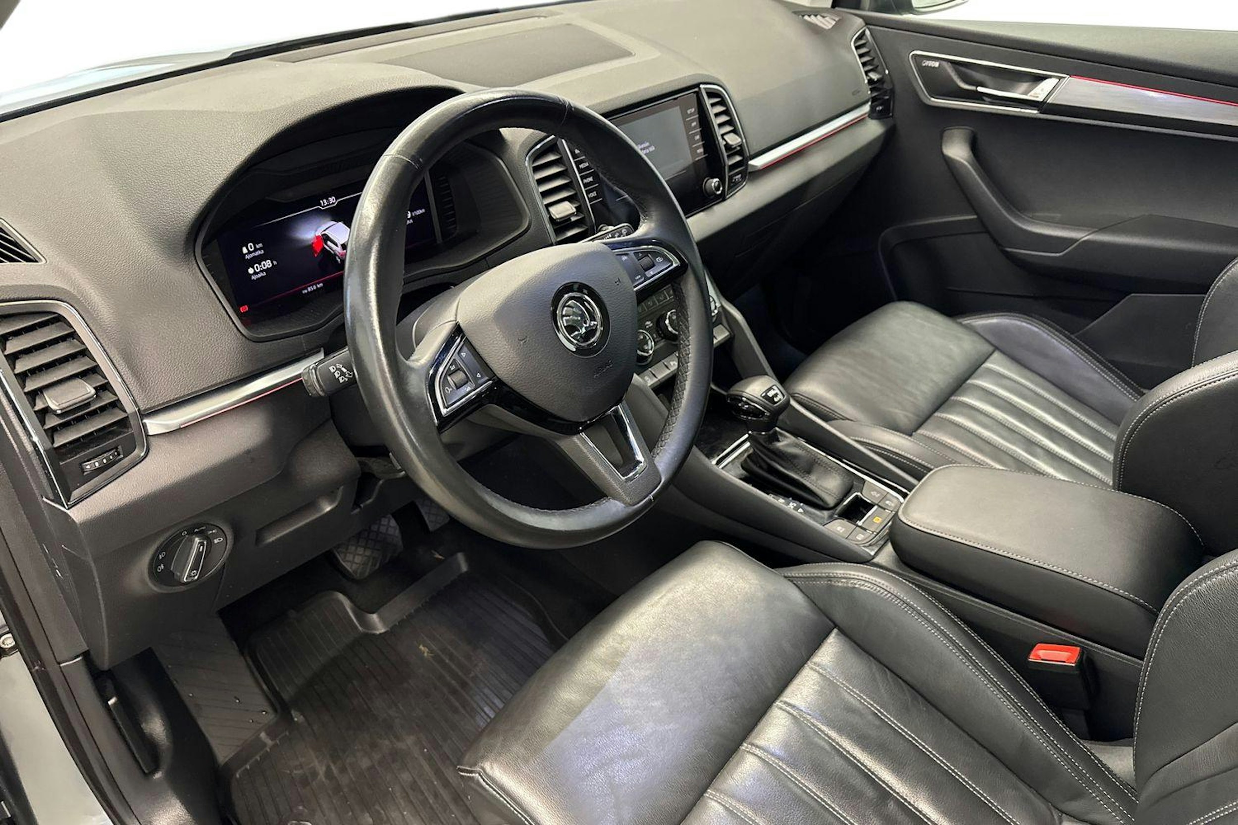 harmaa Skoda Karoq 2019 kuva 6.